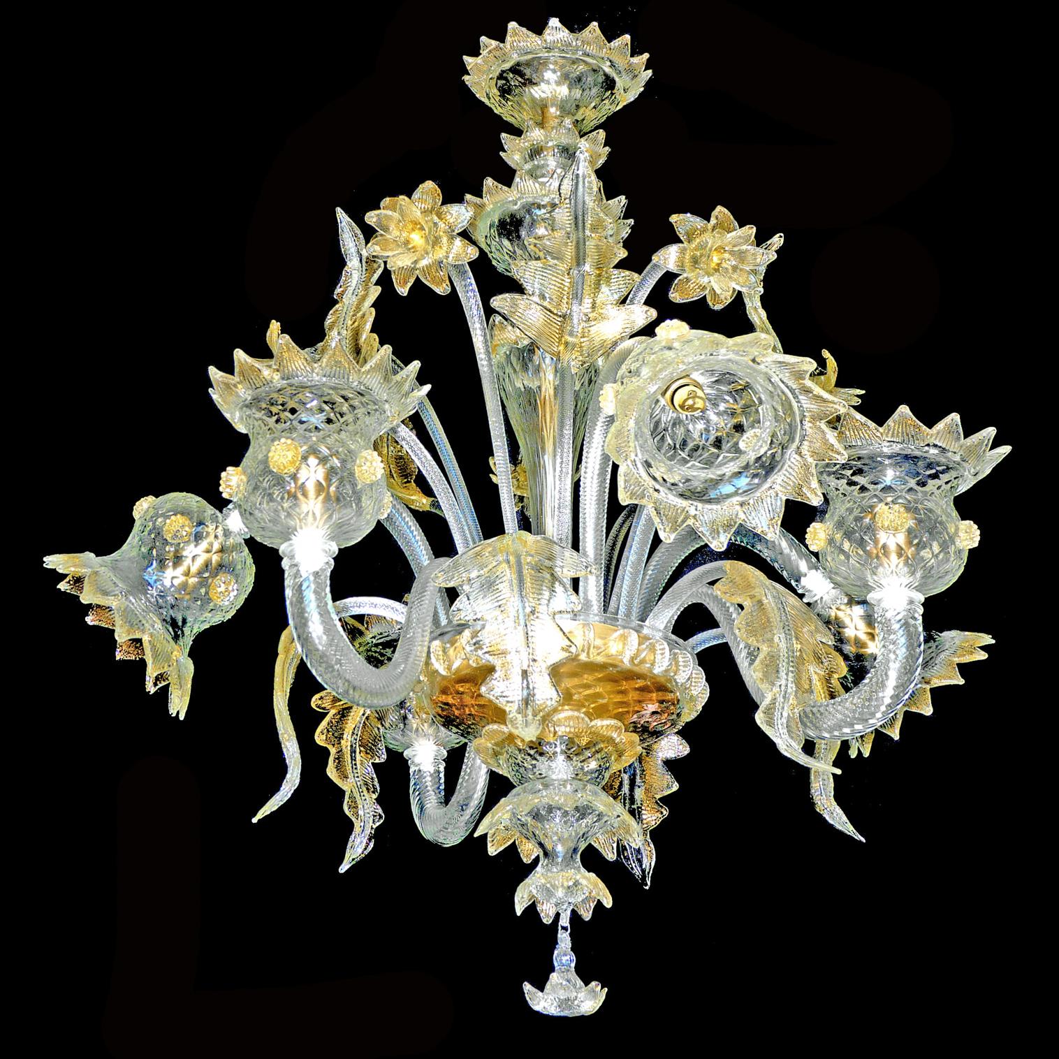 Majestic blown glass chandelier with colorful decorations with 24-carat gold leaf that give the chandelier light greater warmth and a wonderful atmosphere. One of the most splendid works by Master Vidreiro Fabiano Zanchi de Murano, appreciated