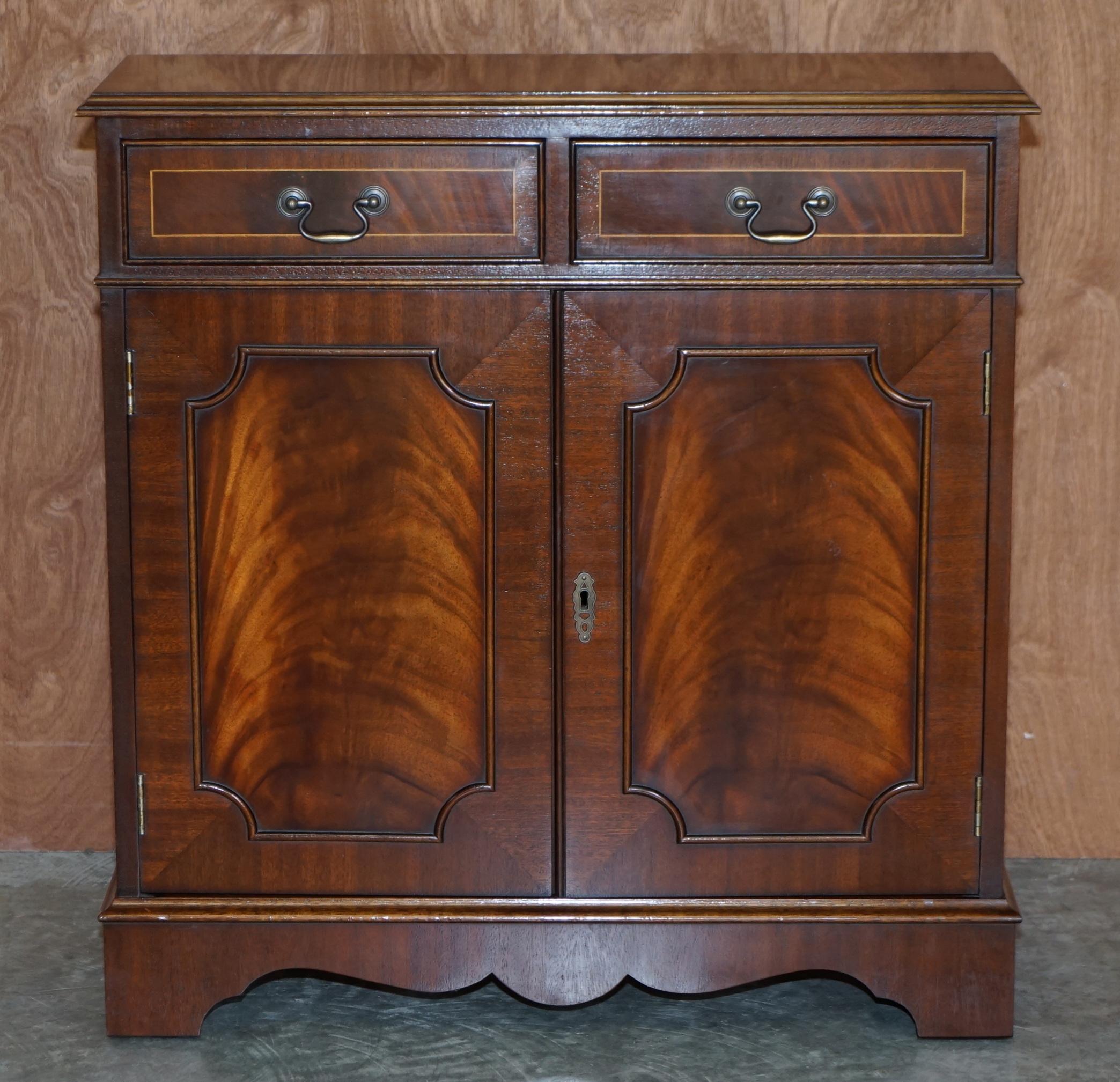 We are delighted to offer for sale this lovely hand made in England vintage flamed mahogany open library bookcase with twin drawers

This piece is in good used condition, the drawers run smoothly. The frame is a mixed hardwood frame with luxury