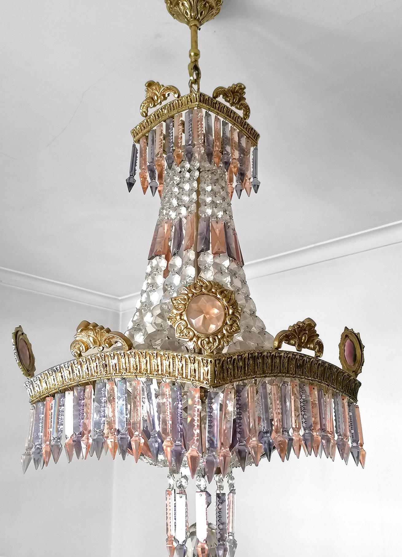 Art déco Lustre de luxe français de style Empire Regency Louis XV en bronze doré, cristal rose et prune en vente