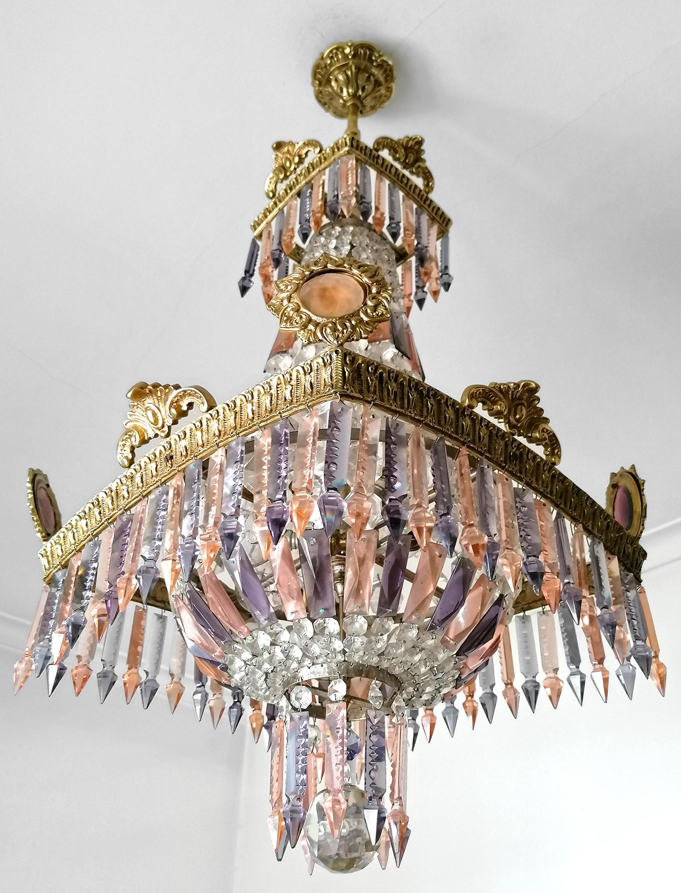 Français Lustre de luxe français de style Empire Regency Louis XV en bronze doré, cristal rose et prune en vente