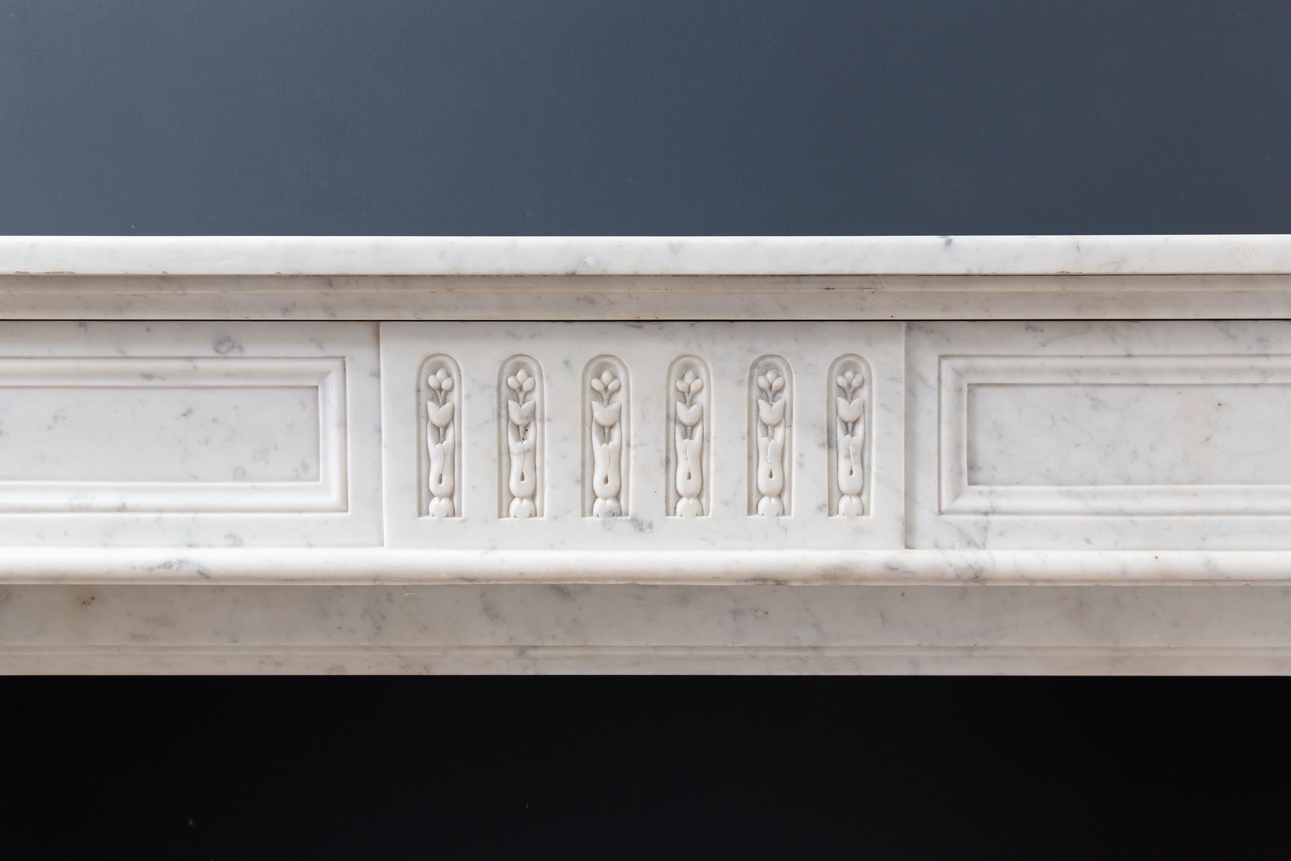 Luxury French Louis XVI Carrara Marble Antique Fireplace Surround In Good Condition For Sale In Oostvoorne, NL
