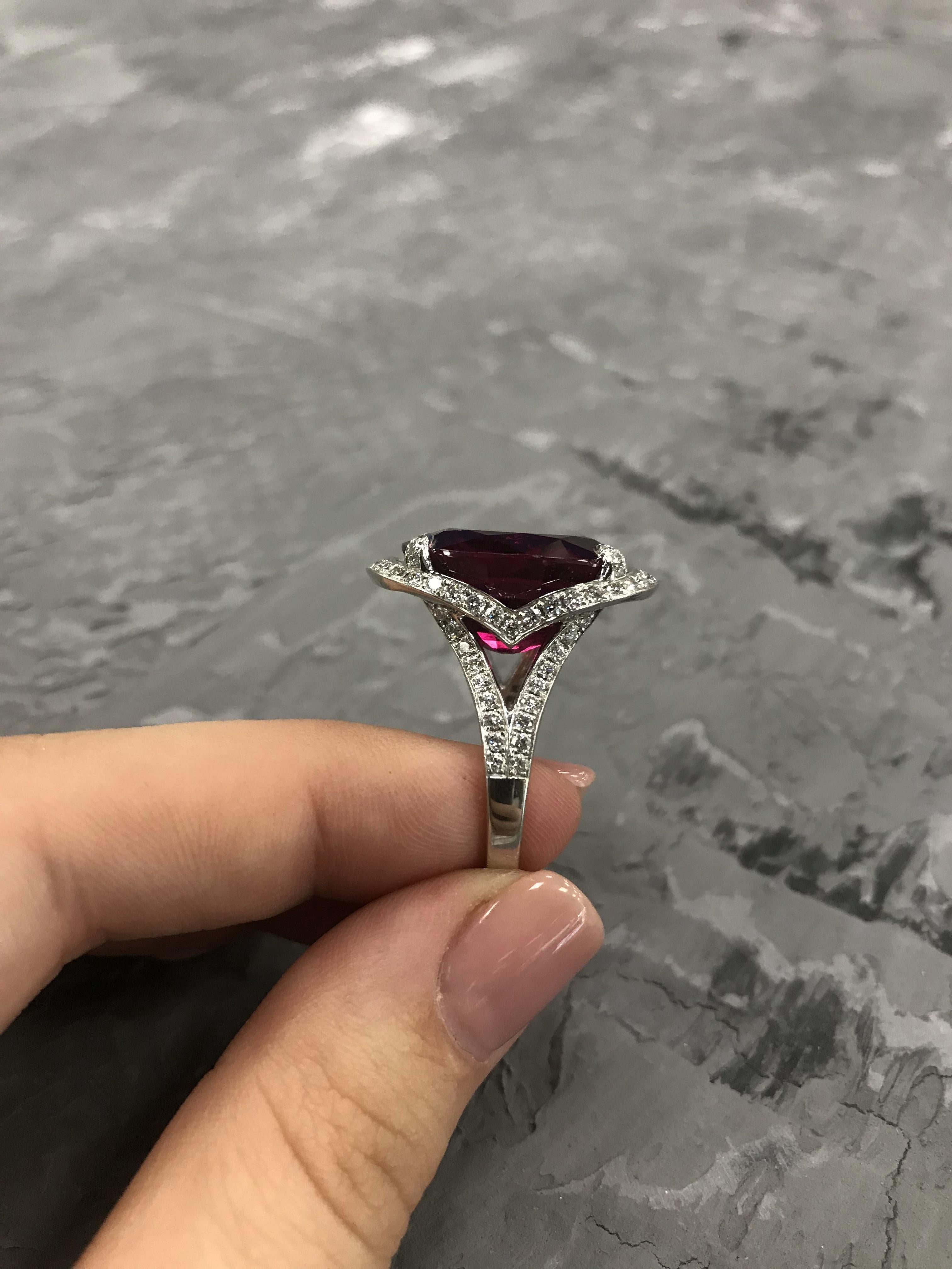 Luxury Garnet Diamond White Gold 18 Karat Ring In New Condition For Sale In Montreux, CH