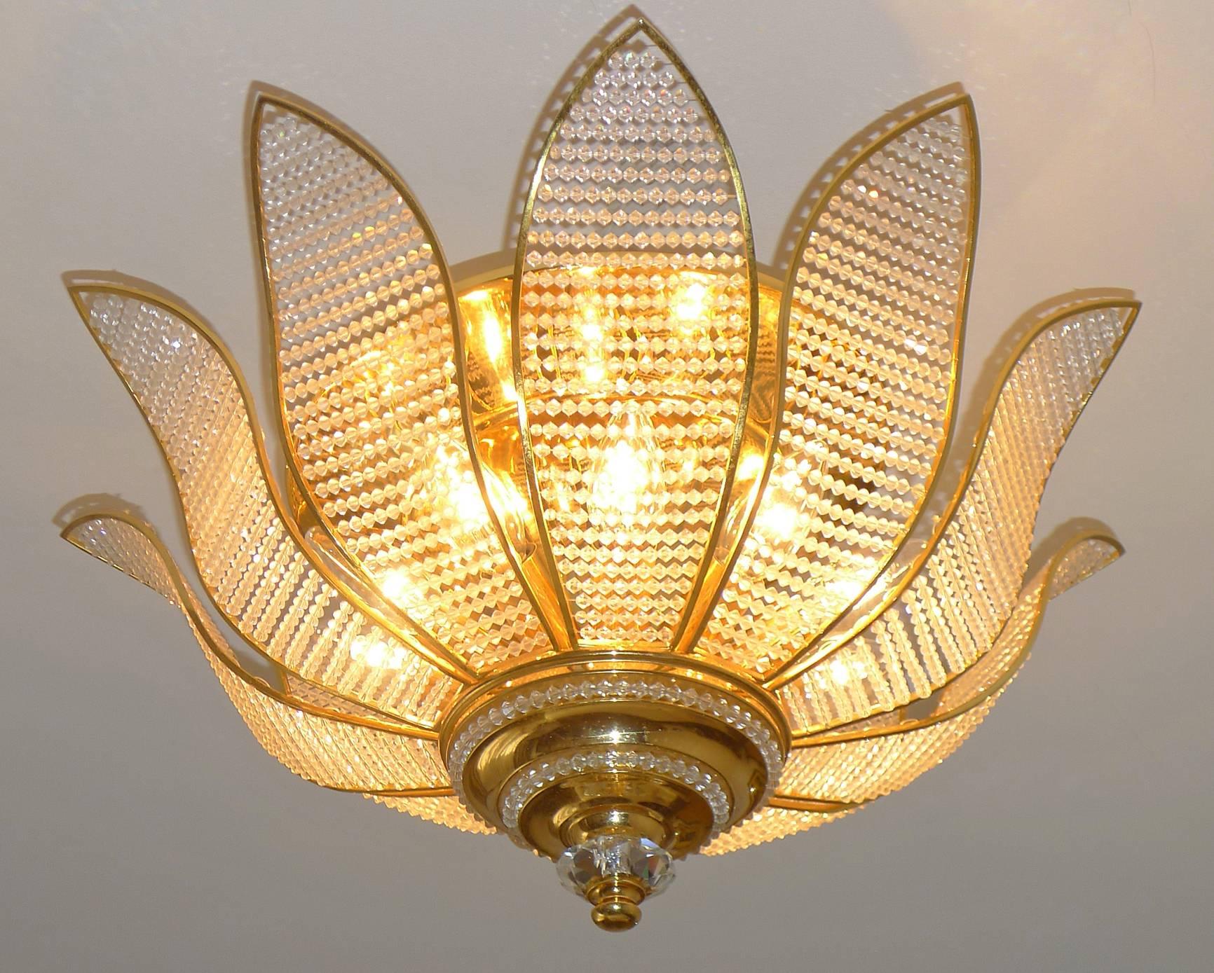 Luxuriöser vergoldeter Sonnenschliff Hollywood Regency Kronleuchter mit 10 Lichtern aus Acryl und Kristall (Vergoldet) im Angebot