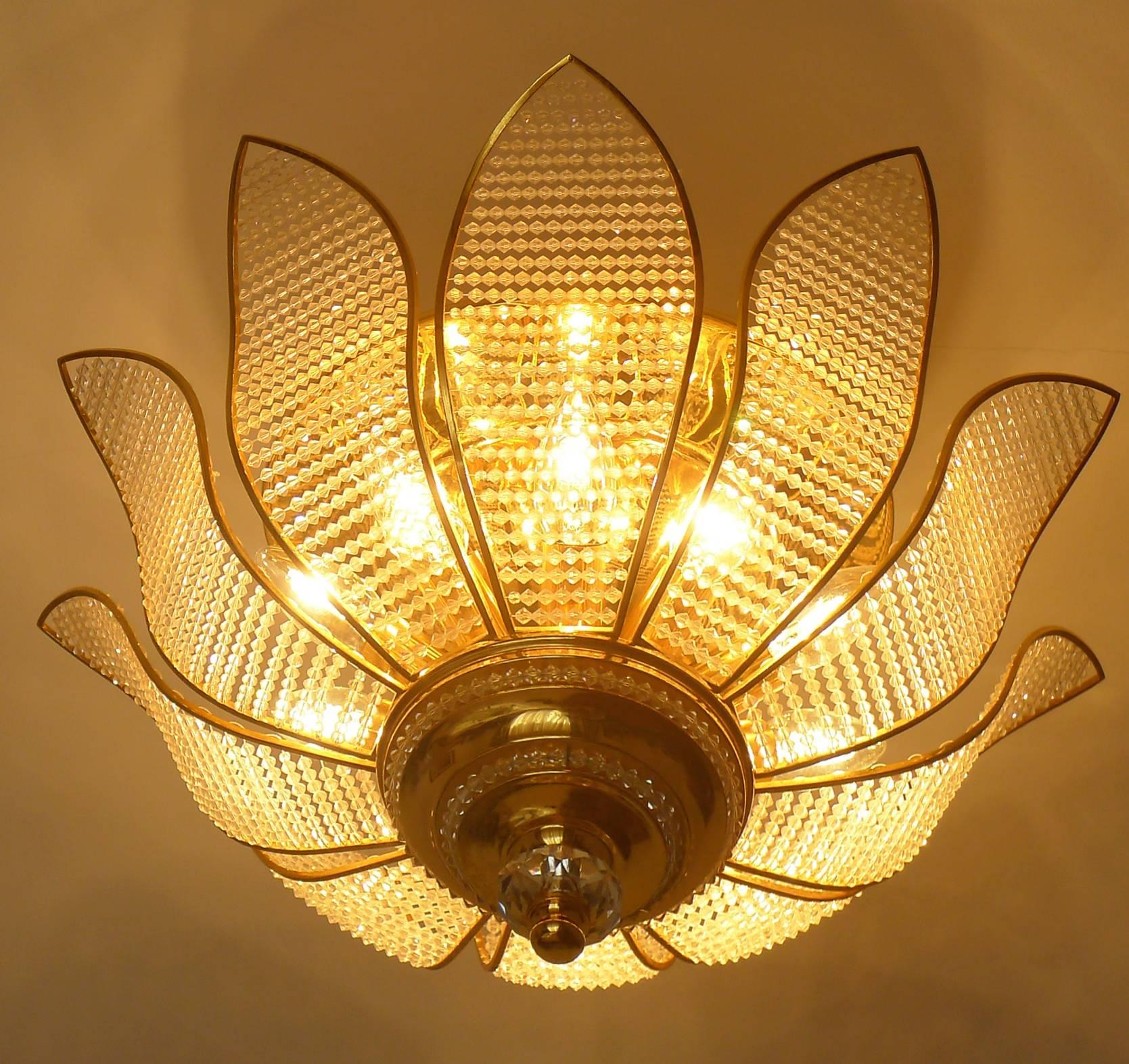 Luxuriöser vergoldeter Sonnenschliff Hollywood Regency Kronleuchter mit 10 Lichtern aus Acryl und Kristall (20. Jahrhundert) im Angebot