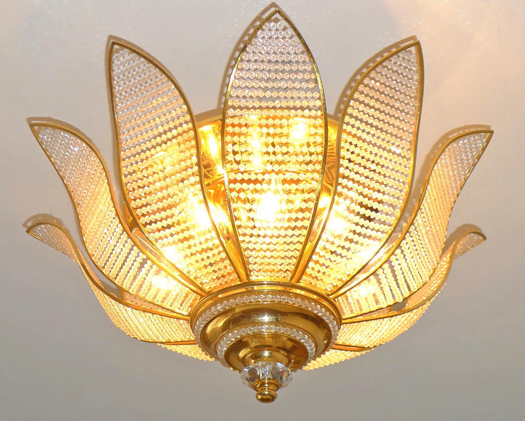Stupendo lampadario di lusso di grandi dimensioni placcato in ottone a 24 carati. Molto lucido, con un favoloso effetto specchio e innumerevoli perline sfaccettate in cristallo acrilico chiaro (un paio disponibili). Nello stile di