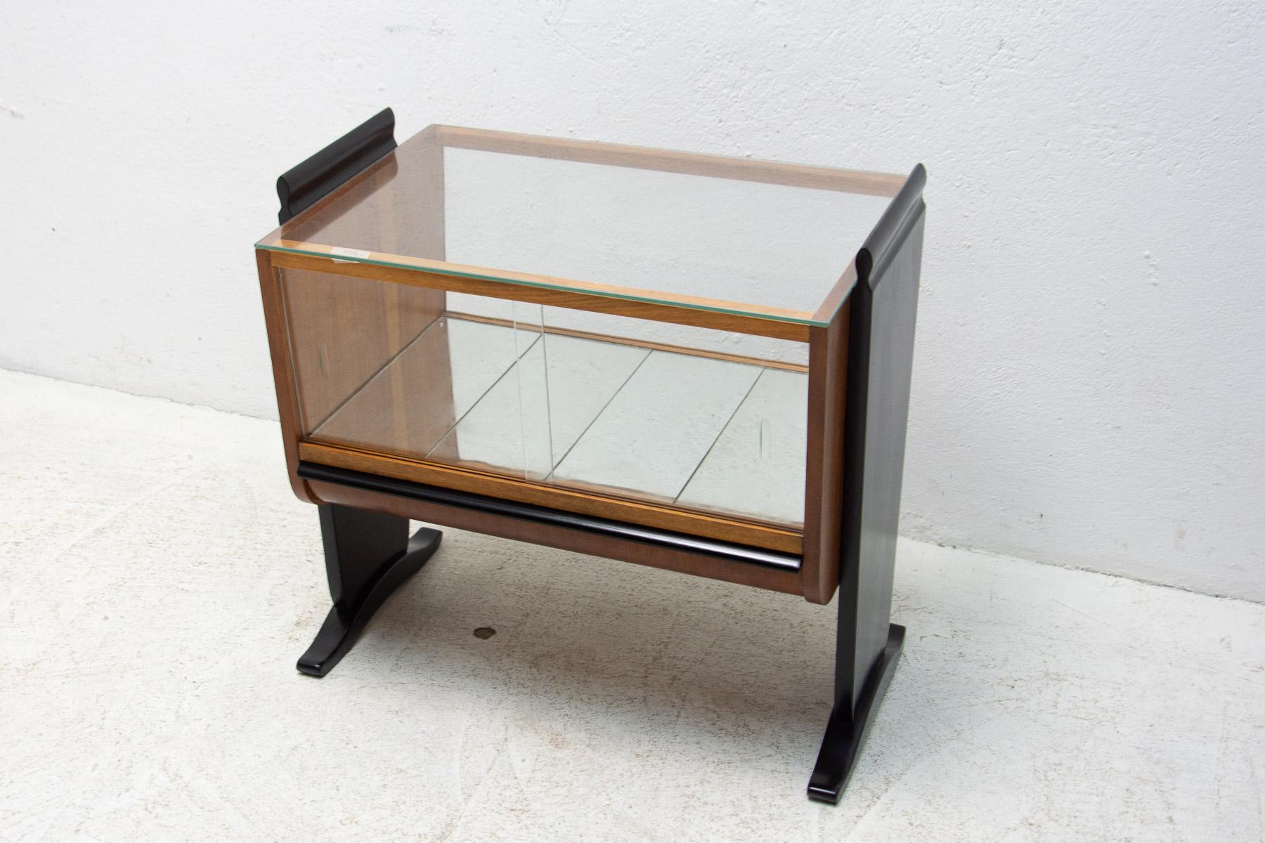 Art Deco glass drinks cabinet/bar, made in Czechoslovakia probably in the 1930´s by the world famous architect Jindrich Halabala and manufactured by UP-Zavody. Made from beech with walnut veneer, black lacquered legs, glass top and doors. Fully