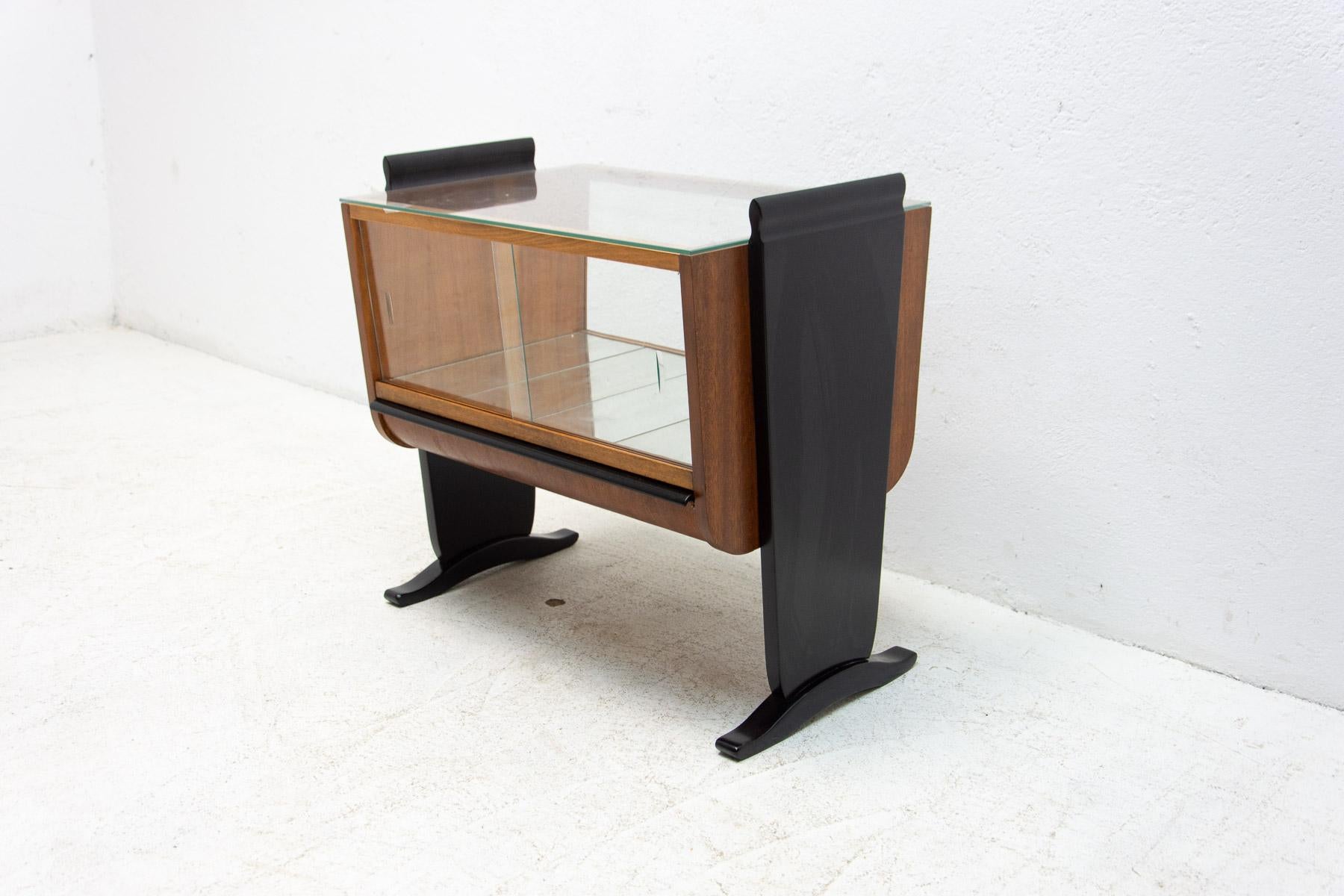  Luxury Glazed Art Deco Drinks Cabinet by Jindrich Halabala In Excellent Condition For Sale In Prague 8, CZ