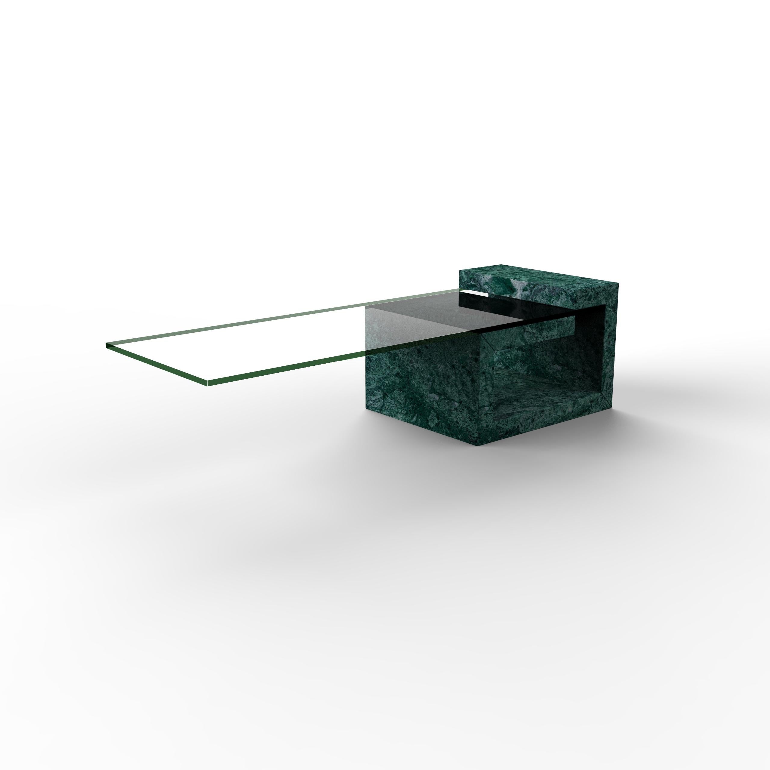 Luxuriöser Couchtisch aus gr�ünem Marmor Dove von Joaquín Moll Custom Modern Design Spanien.
Dove ist ein raffinierter und luxuriöser Couchtisch aus grünem Marmor, der Ausgewogenheit, Proportionen und moderne Eleganz verkörpert. Dieses exklusive