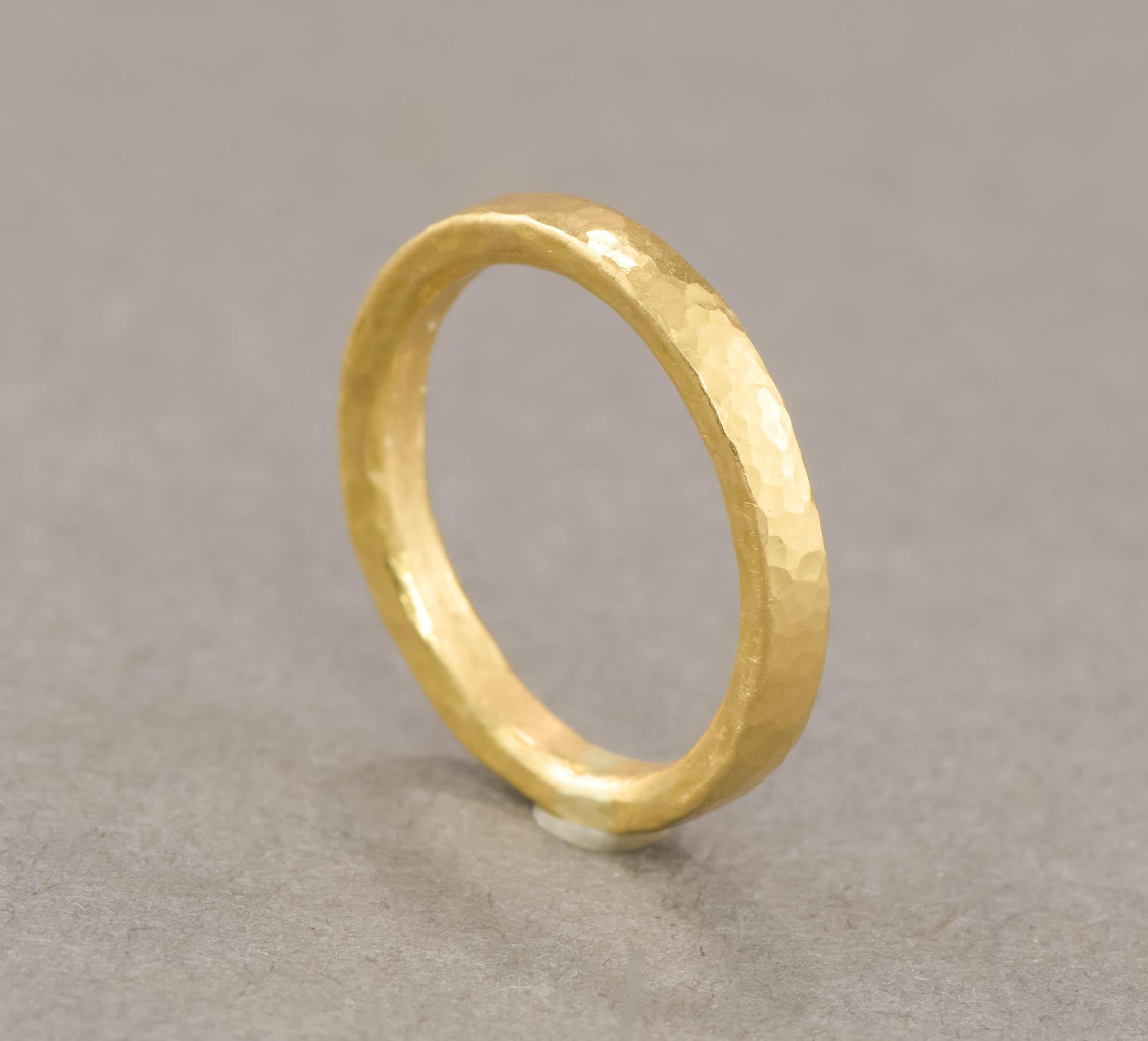 Luxus Hand Hammered 22K Gold Hochzeit Band oder Stacking Ring für Damen oder Herren im Angebot