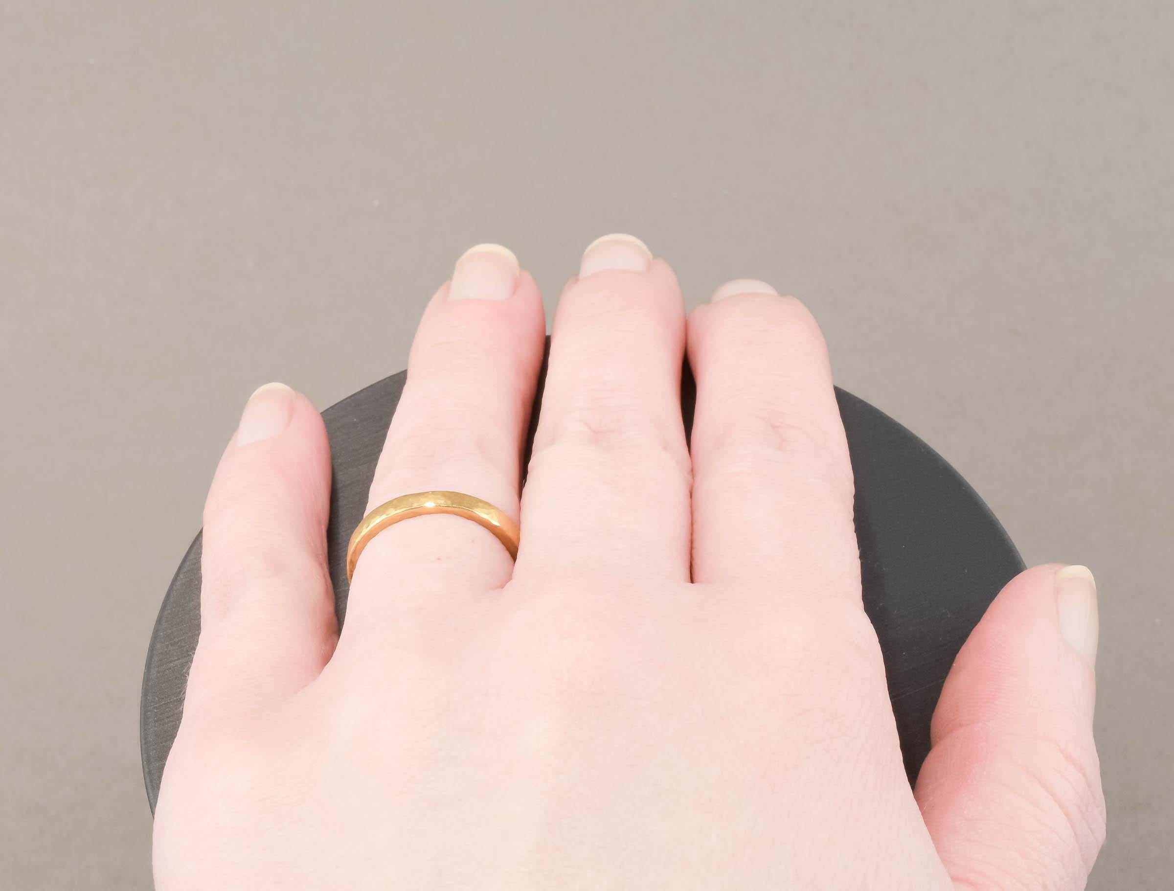 Luxus Hand Hammered 22K Gold Hochzeit Band oder Stacking Ring im Angebot 3