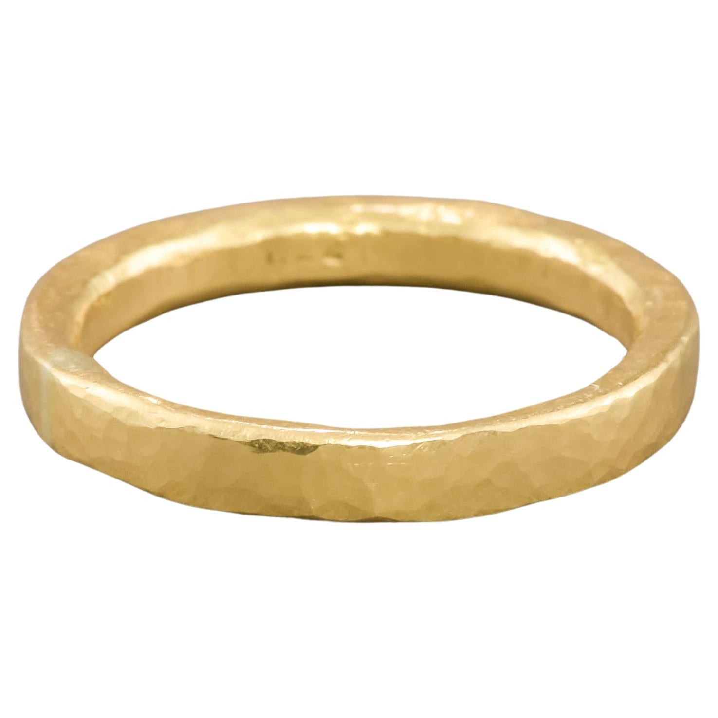 Anneau de mariage ou bague empilable de luxe en or 22K martelé à la main