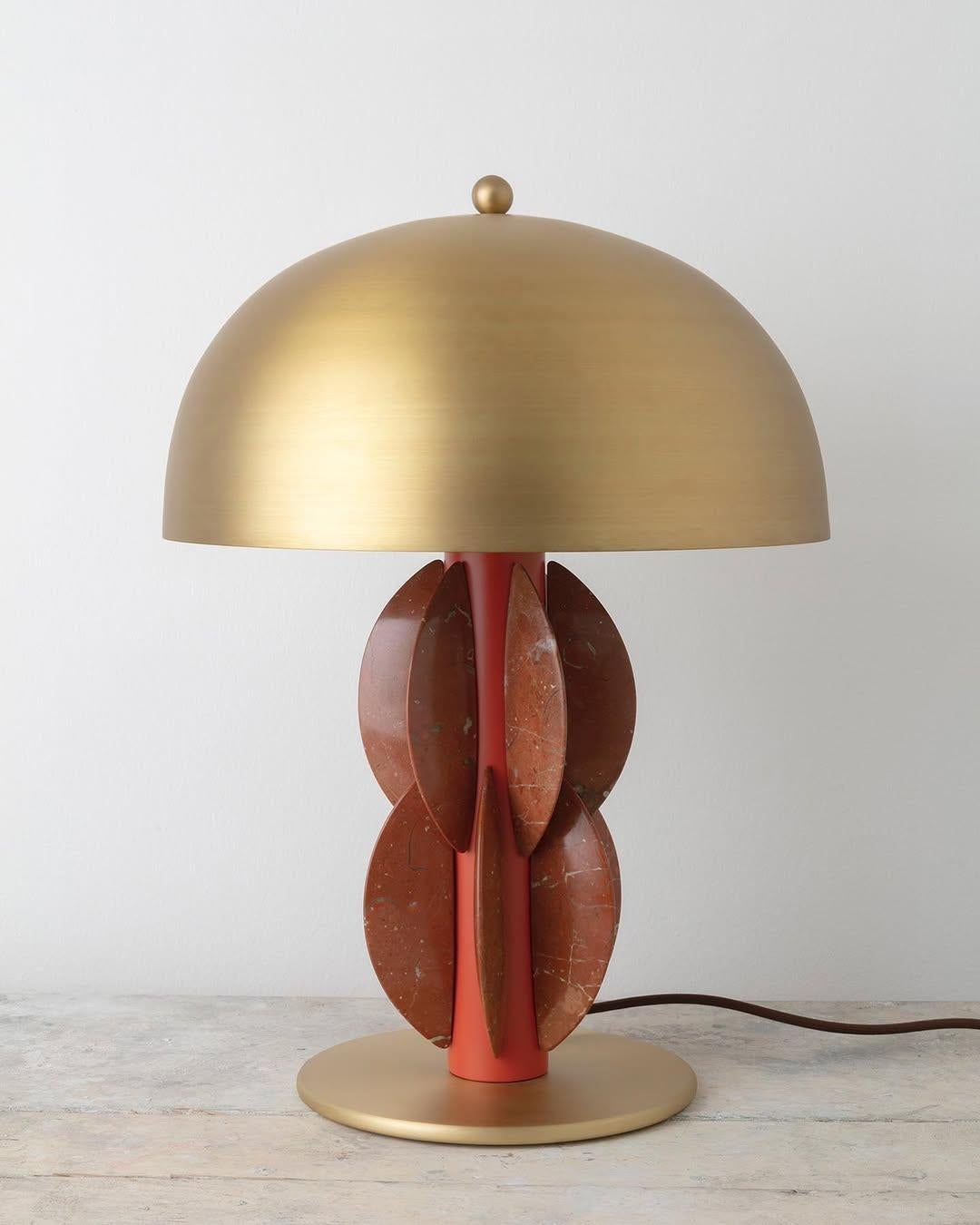 Monarch Rosso Alicante und gebürstete bronze tischlampe von Carla Baz im Angebot 2