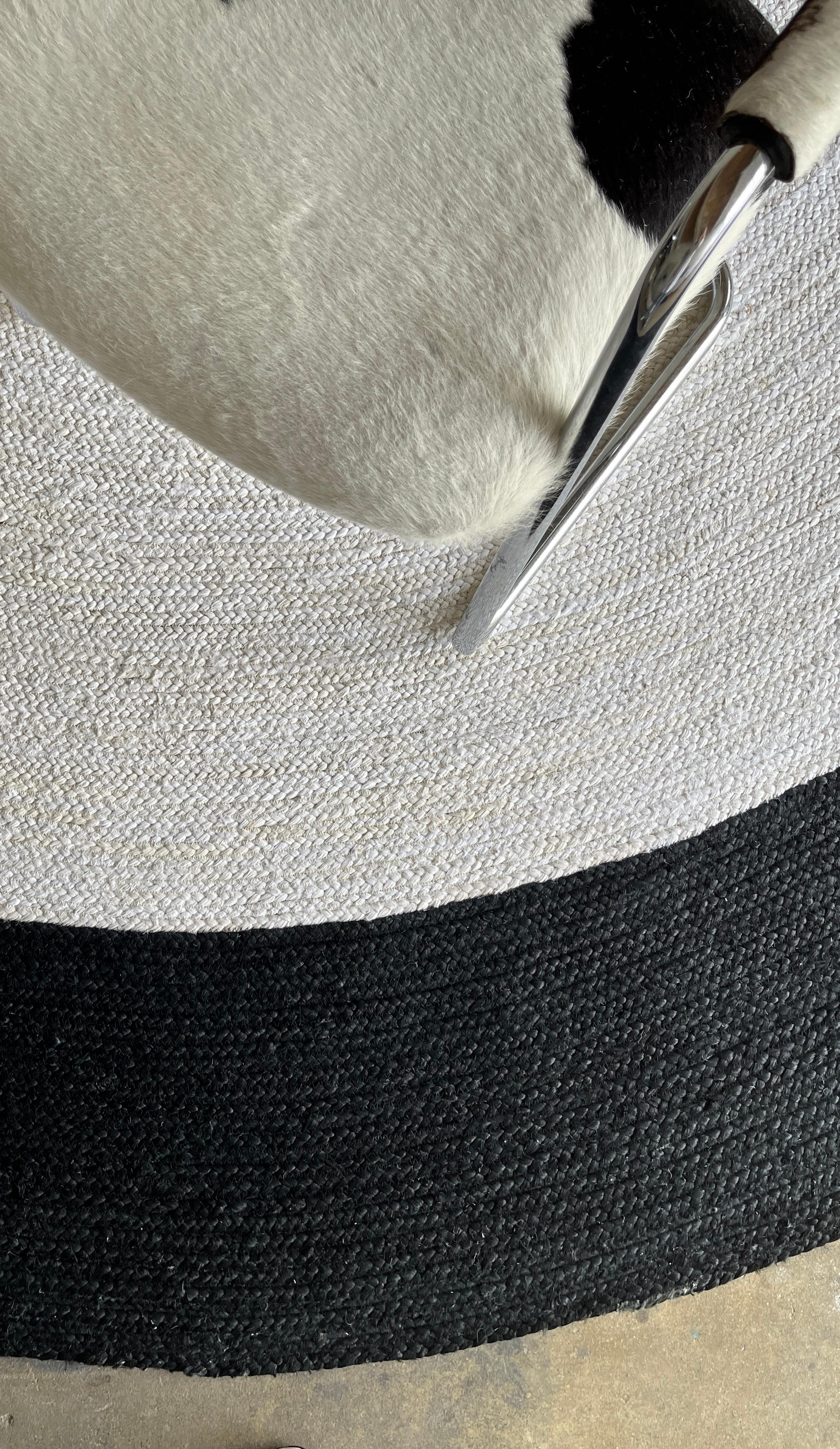 Le tapis Eleg est un chef-d'œuvre d'artisanat tissé à la main, conçu pour apporter une élégance intemporelle et une sophistication naturelle à tout intérieur. Tressé à la main par des experts à l'aide de jute de la plus haute qualité, ce tapis mêle