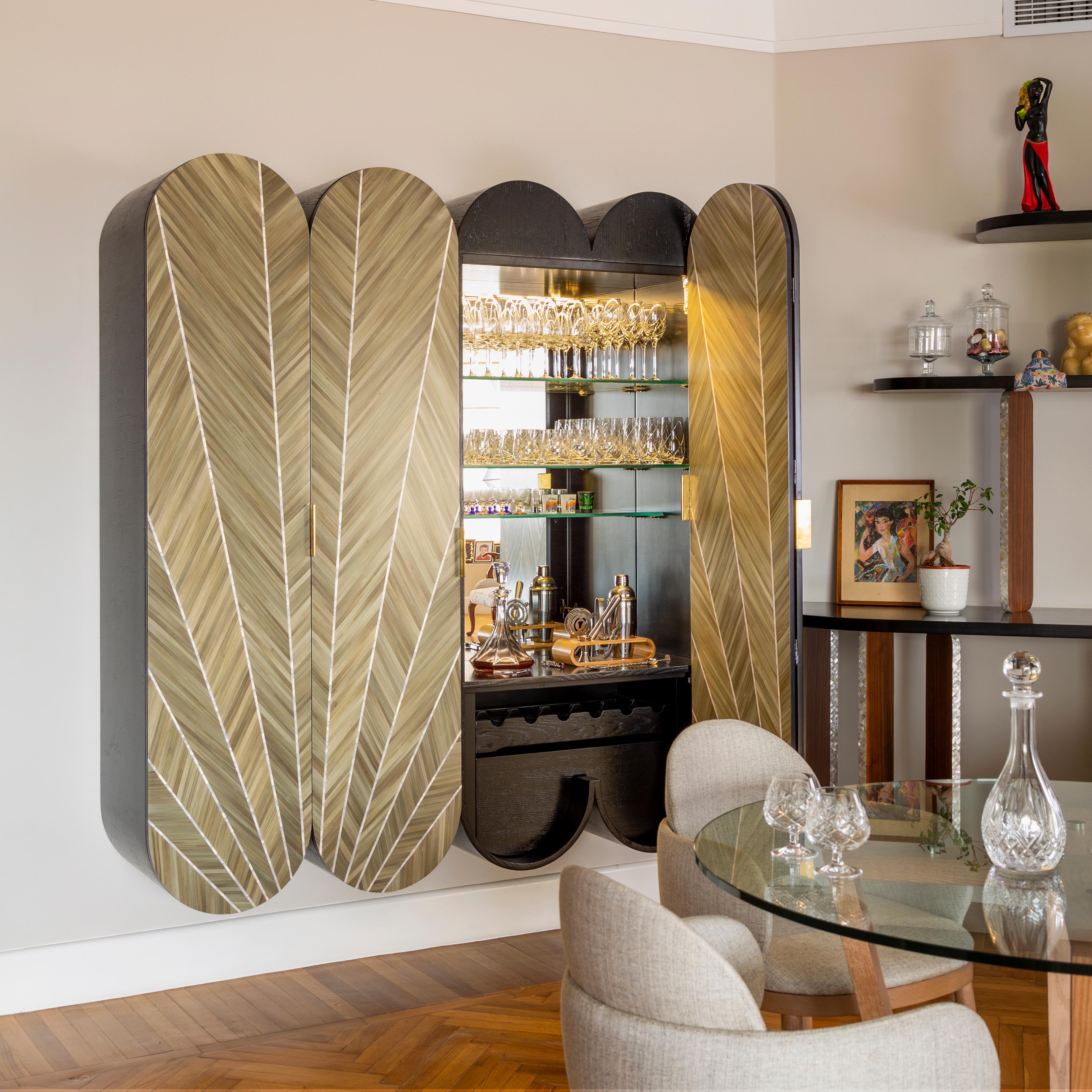 Luxuriöses hängendes Bar-Kabinett mit goldenem handgelegtem Stroh und Perlmutt (Edelstahl) im Angebot