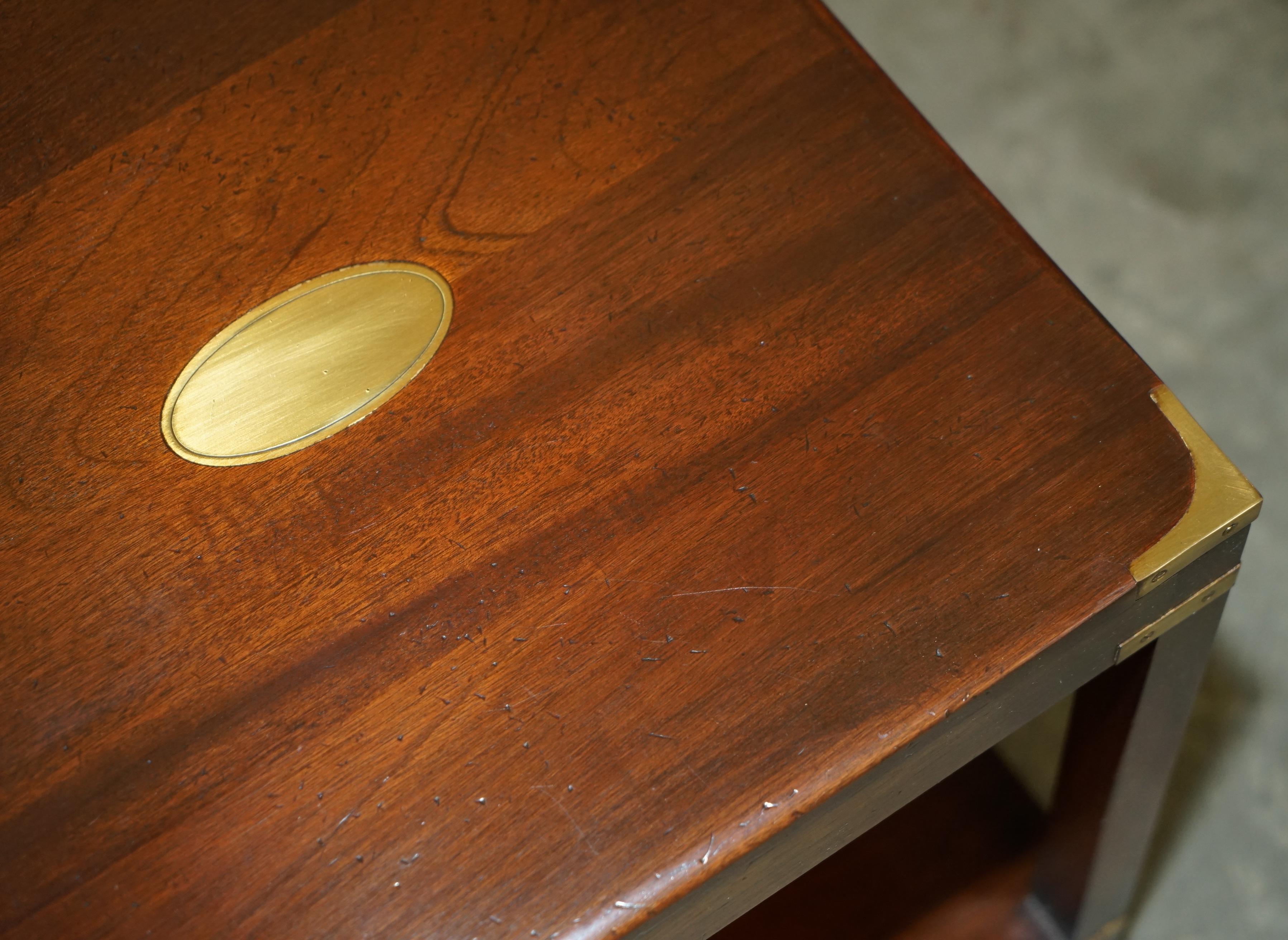 LUXUS HARRODS LONDON KENNEDY MILITARY CAMPAIGN HARDWOOD SIDE END TABLE (20. Jahrhundert) im Angebot