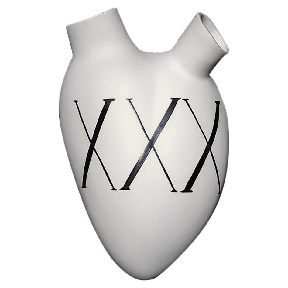 Vaso di lusso #11 "XXX". Porcellana. Design fatto a mano e lavorazione artigianale in Italia. 2020.