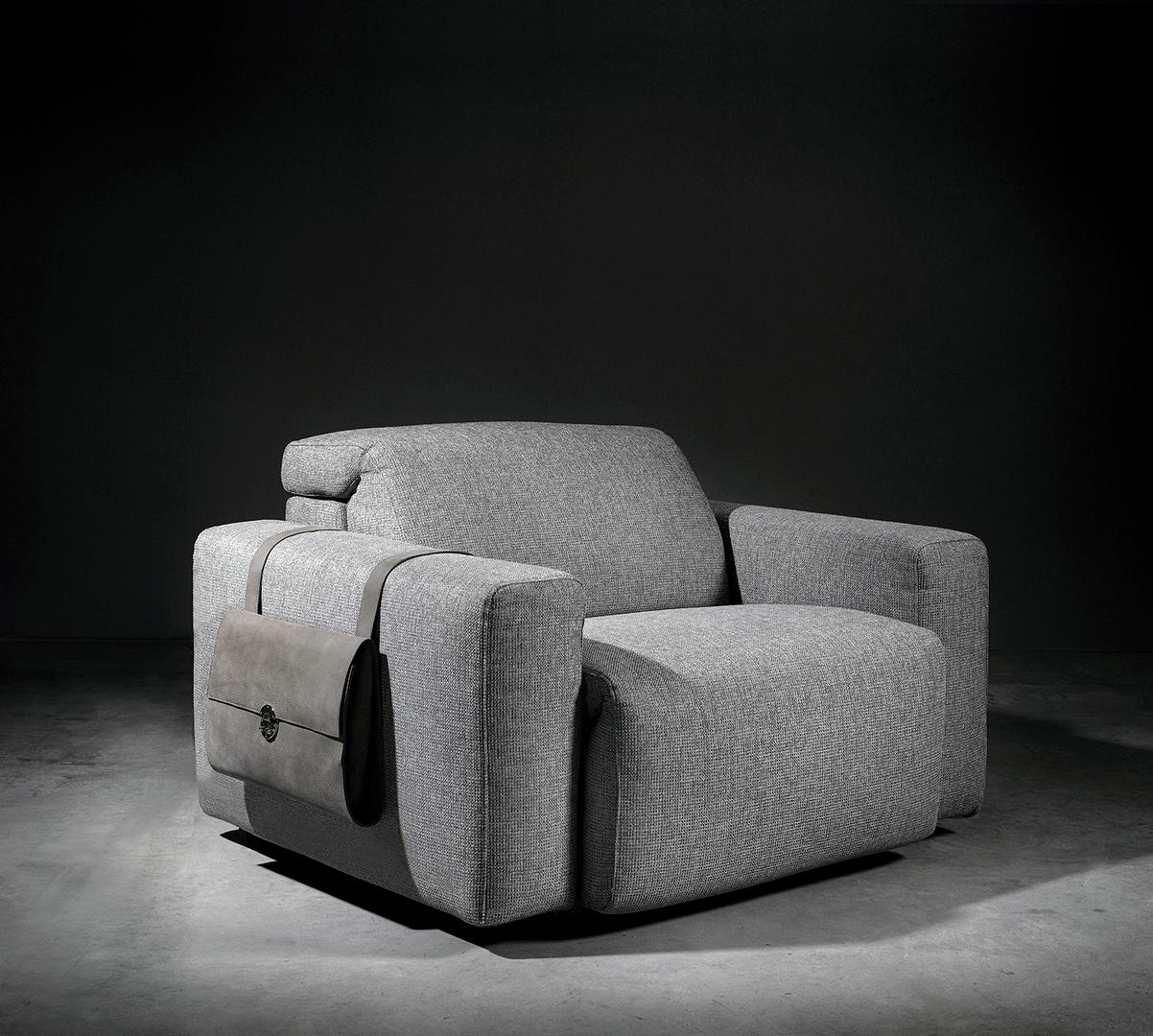  One seater sofa with electrical reclining seat back and relax motion device in the seat. This sofa with its impeccable proportions offers a wide variety of compositions and above all optimal comfort. With its modern lines it is entirely functional