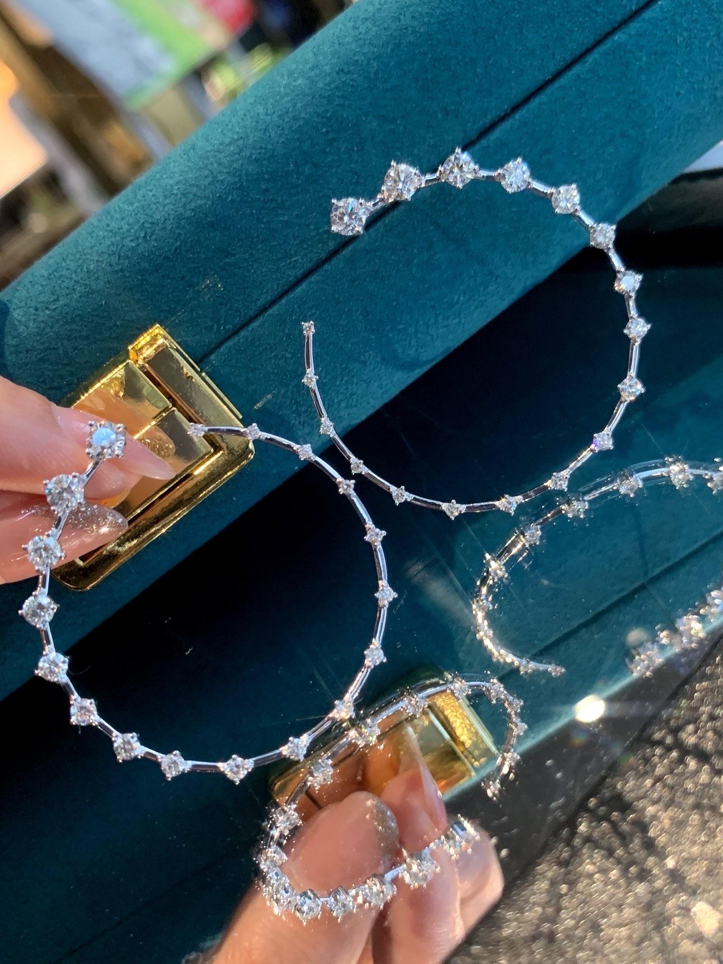Contemporain Boucles d'oreilles de luxe créoles Street en or 18 carats incrustées de diamants en vente