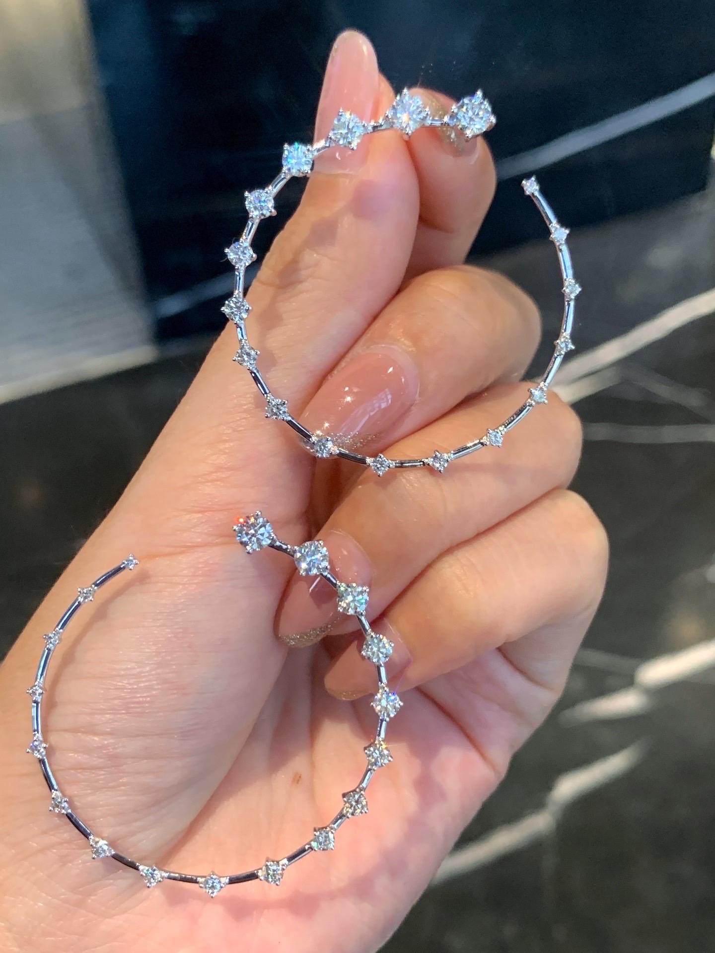 Taille brillant Boucles d'oreilles de luxe créoles Street en or 18 carats incrustées de diamants en vente