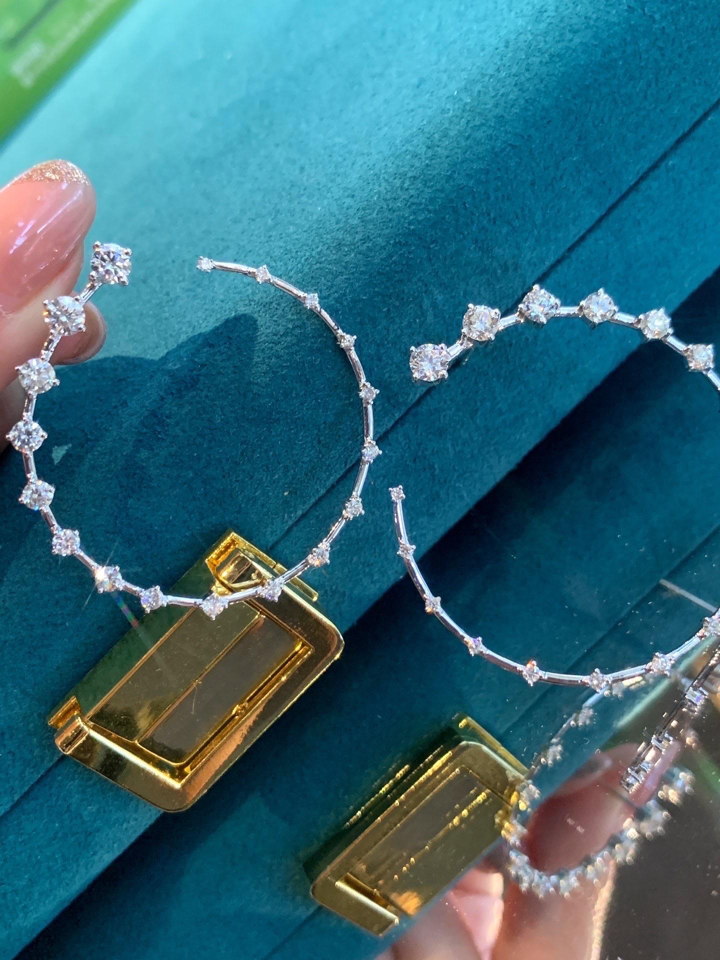 Boucles d'oreilles de luxe créoles Street en or 18 carats incrustées de diamants Pour femmes en vente