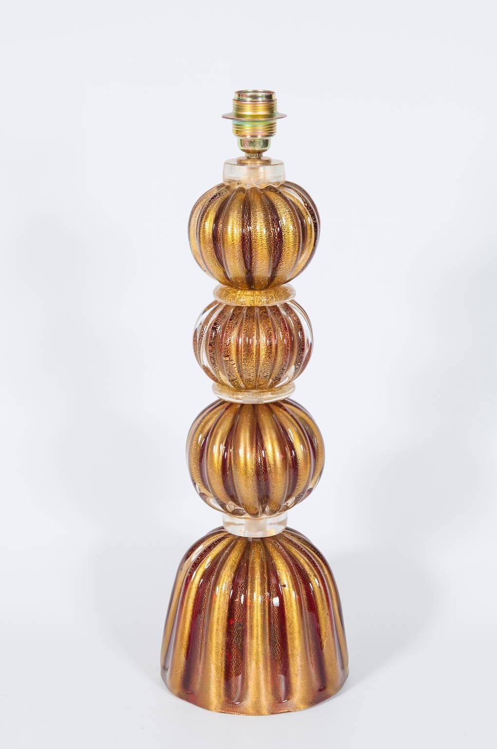 Italiano Lampada da tavolo di charme in vetro di Murano con sfere di rubino e accenti d'oro anni '80  Italia in vendita