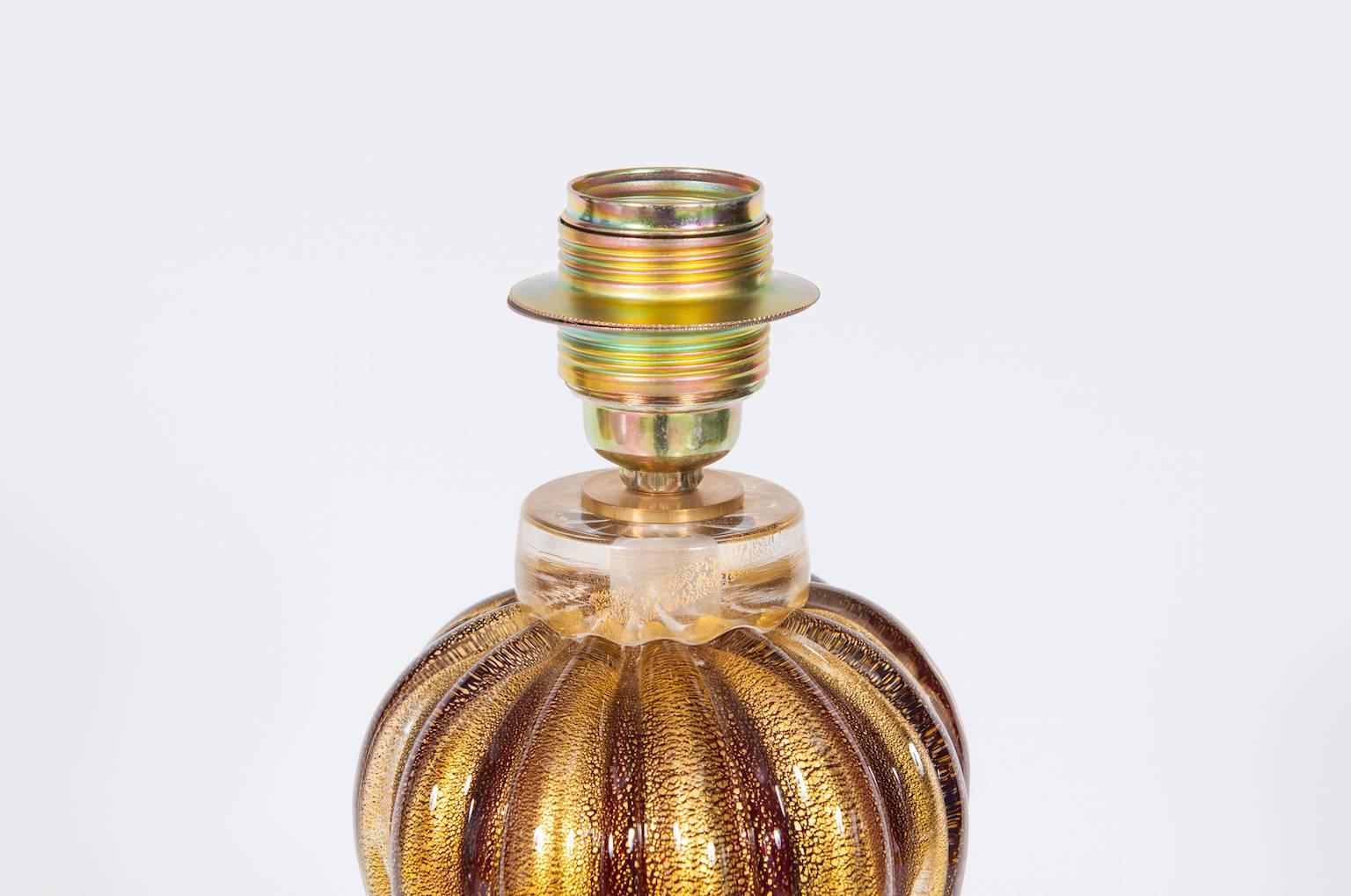 Charmante Tischlampe aus Muranoglas mit Rubinkugeln und Goldakzenten, 1980er Jahre  Italien (Glaskunst) im Angebot