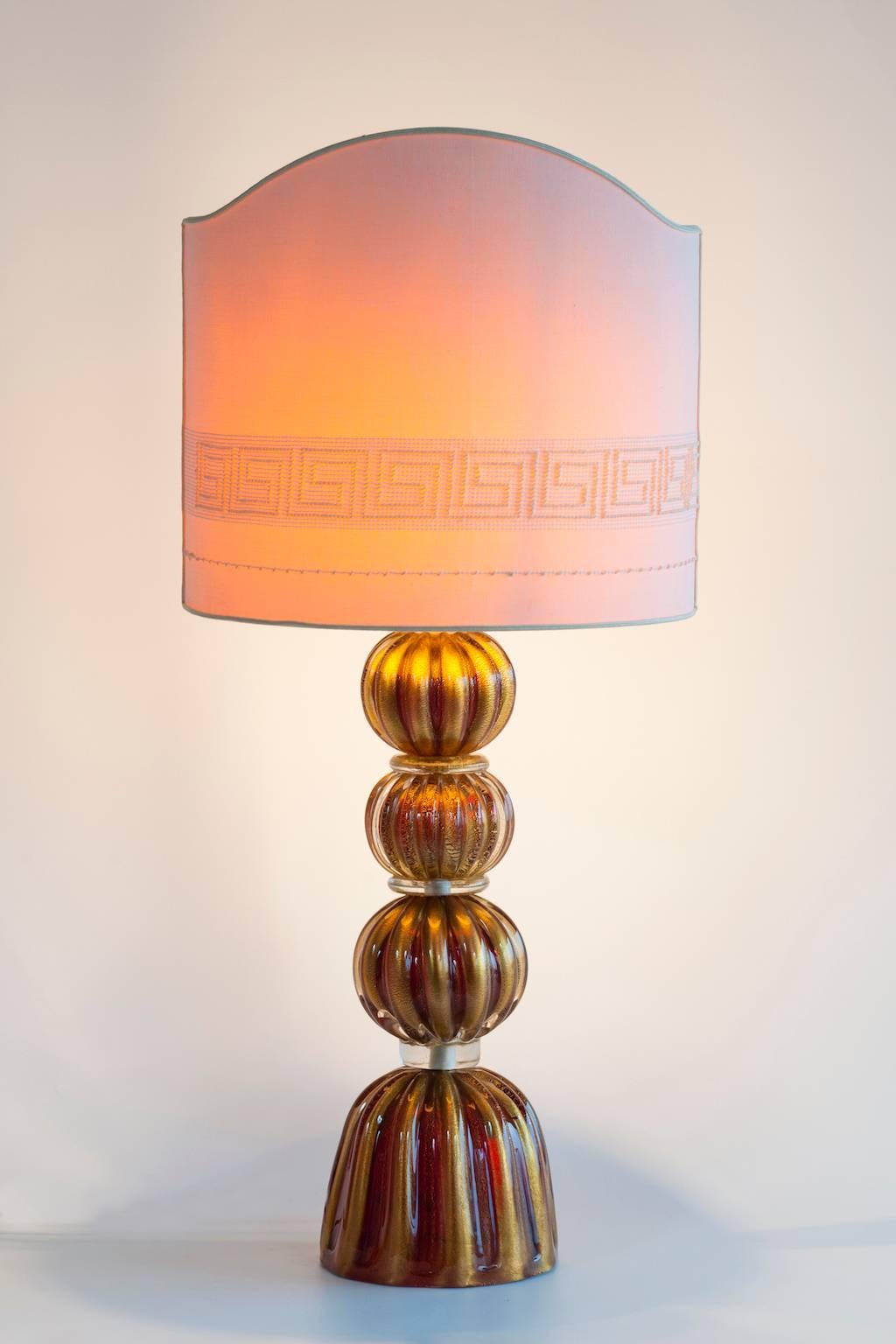 Charming Murano Glass Table Lamp with Ruby Spheres and Gold Accents 1980s  Italy In Excellent Condition For Sale In Villaverla, IT