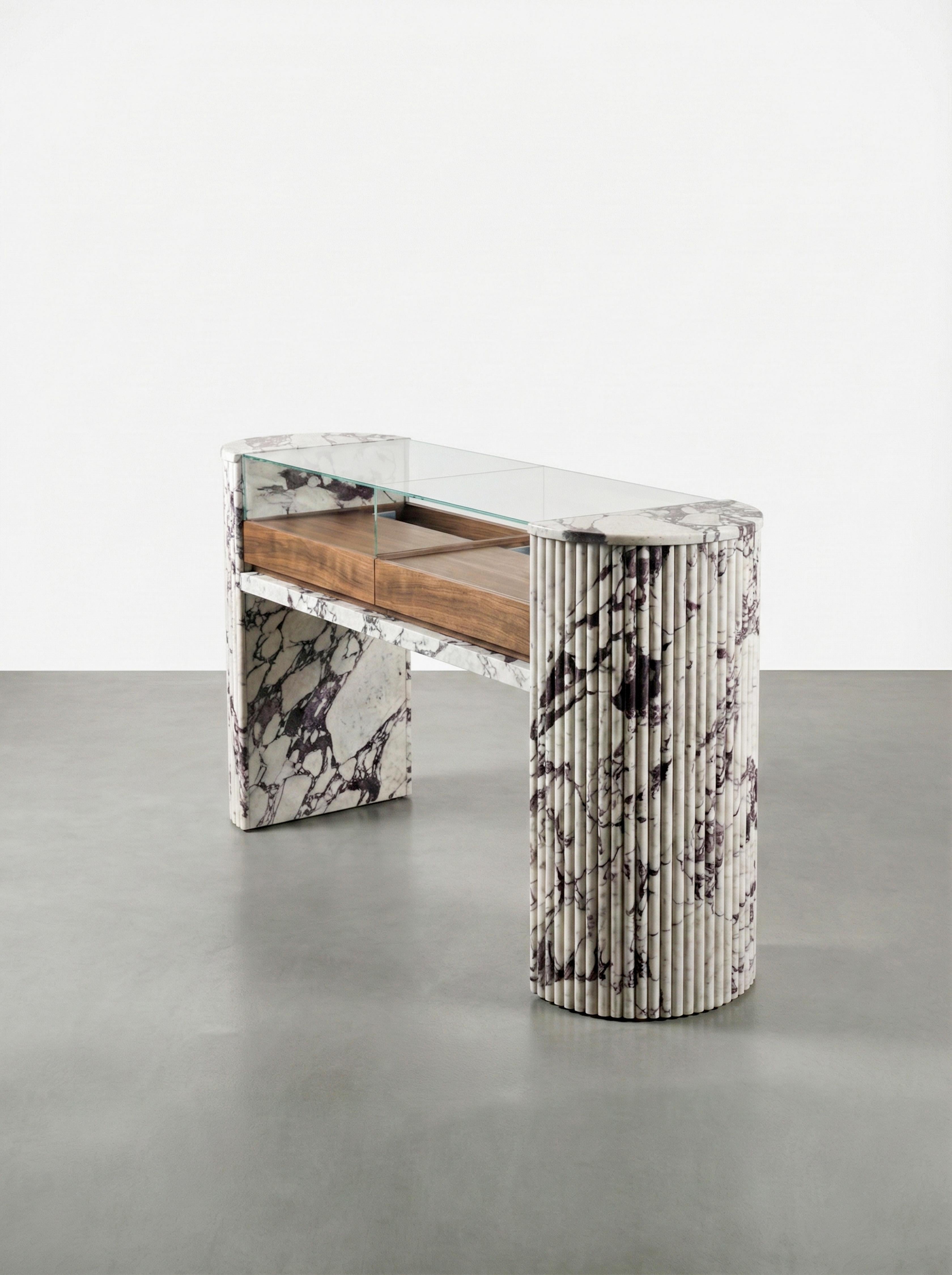 Luxury Jewelry Showcase Table: Fluted Calacatta Marble and Wood Console Table In New Condition For Sale In İnegöl, TR