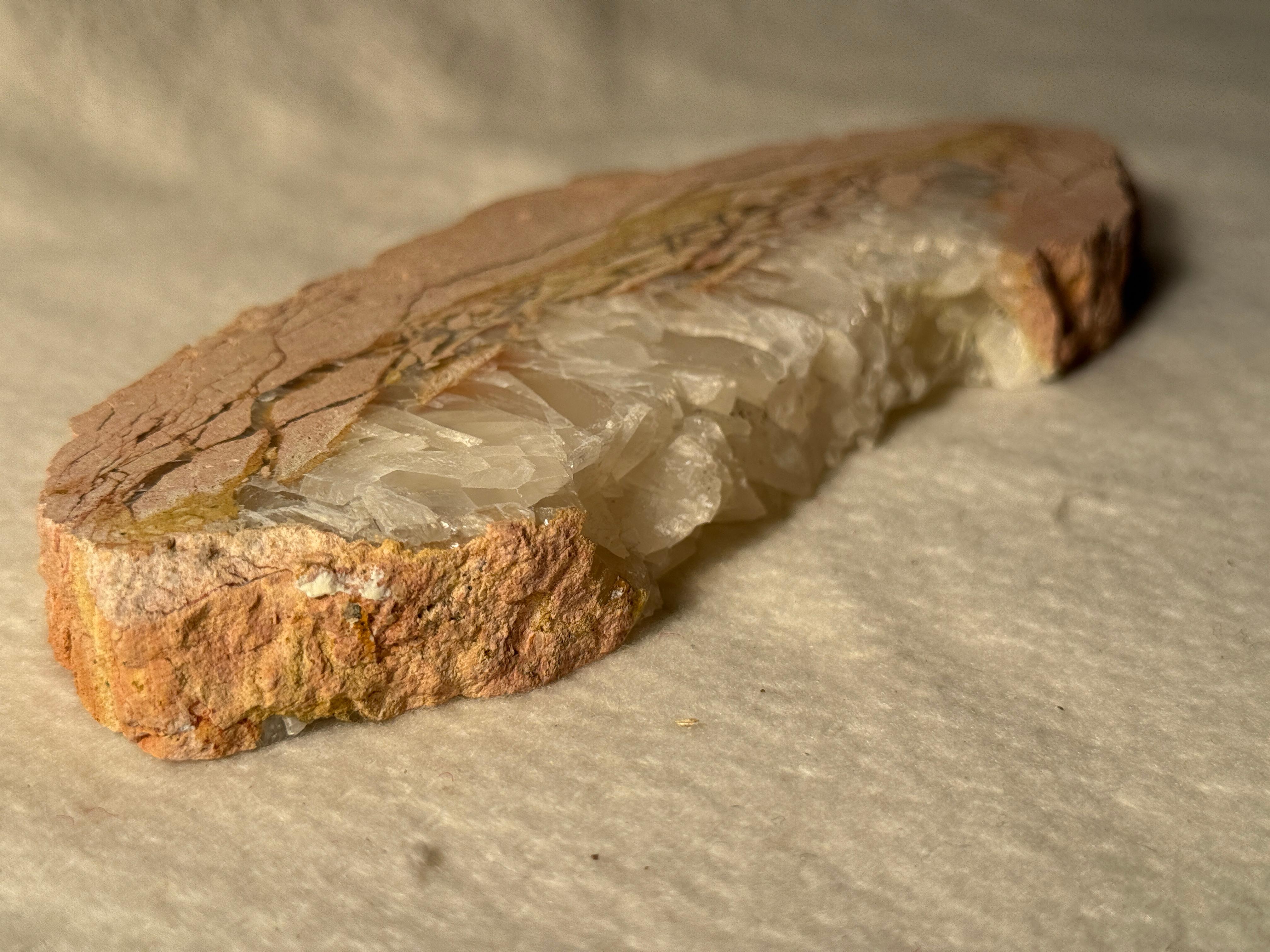 Luxus-Schmuck TRAY Weißer Quarz & Stone Edge Einzigartiges Unikat Design
Auf den ersten Blick wird man von der exquisiten Präsenz dieses Luxus-Tabletts aus Naturstein angezogen. Dieses Stück ist Teil der charakteristischen Kollektion von Tabletts