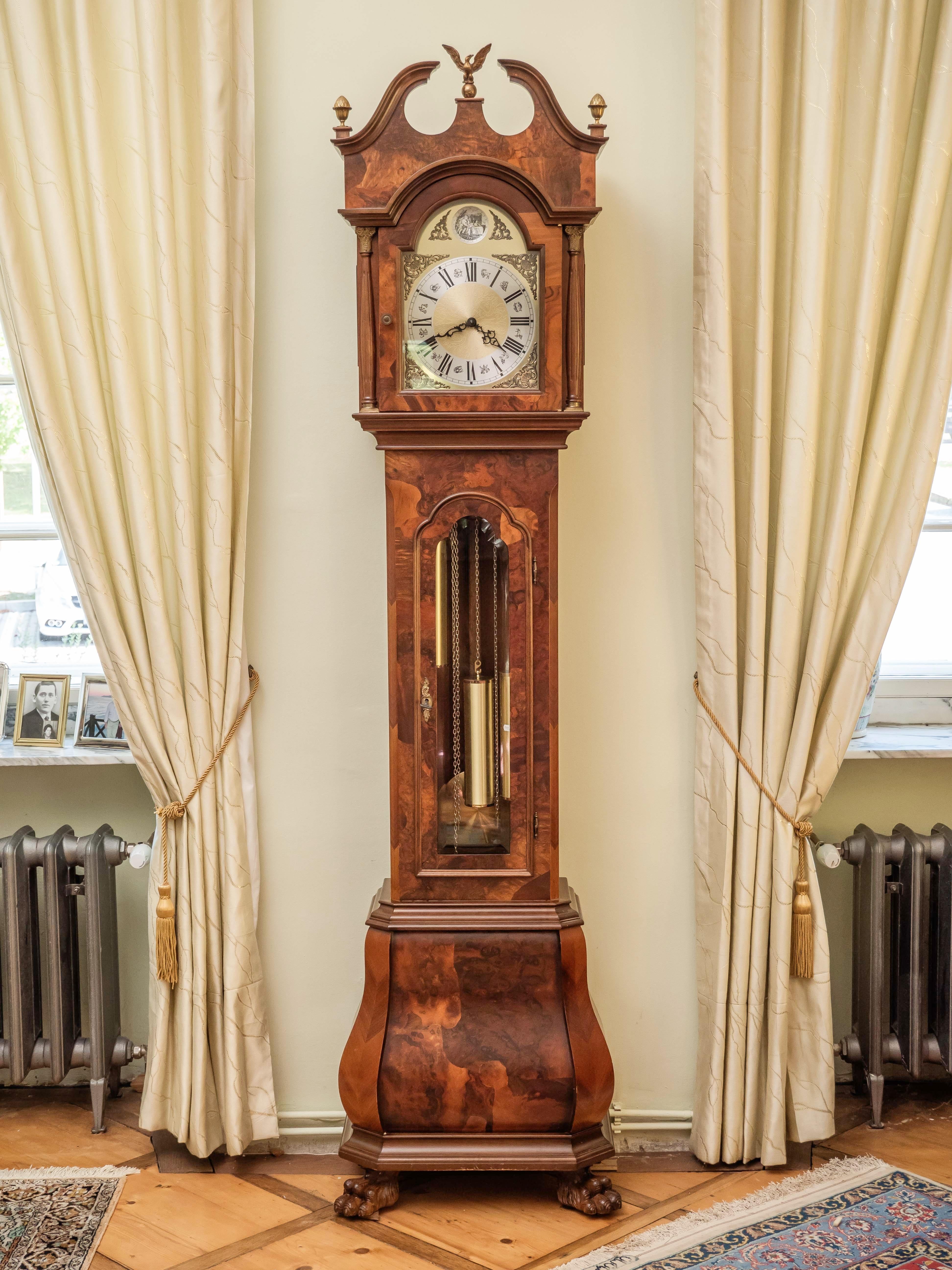 Luxury Kieninger floor clock. Marked

German floor clock from the Kieninger workshops, which is a symbol of quality and innovation. Body decorated with walnut seasoning. A three-weight quarter clock that plays the beautiful melody of Westminster's