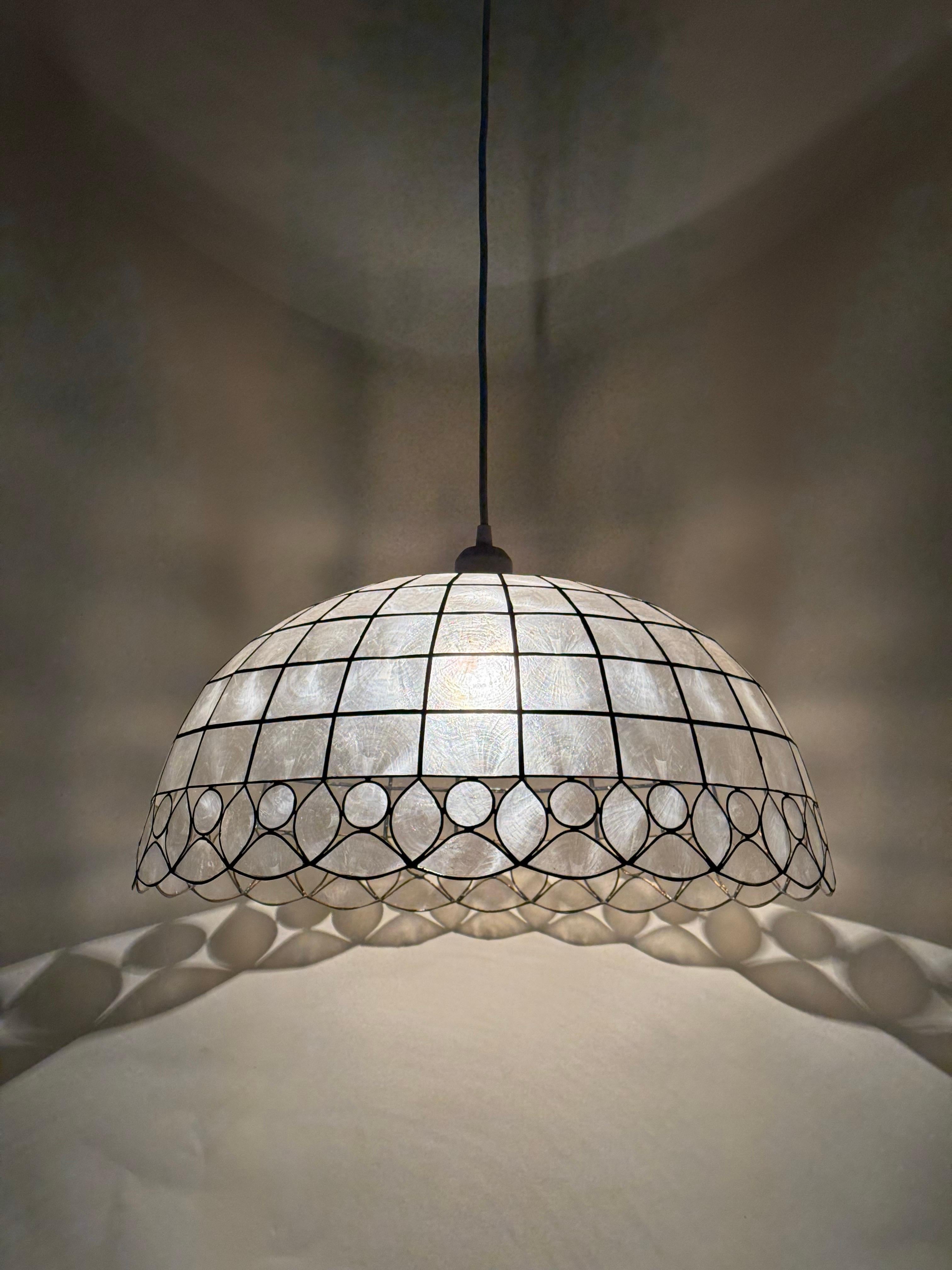 Luxuriöse große Capiz Shell Pendelleuchte, schönes handgefertigtes Stück aus den 1970er Jahren im Angebot 2