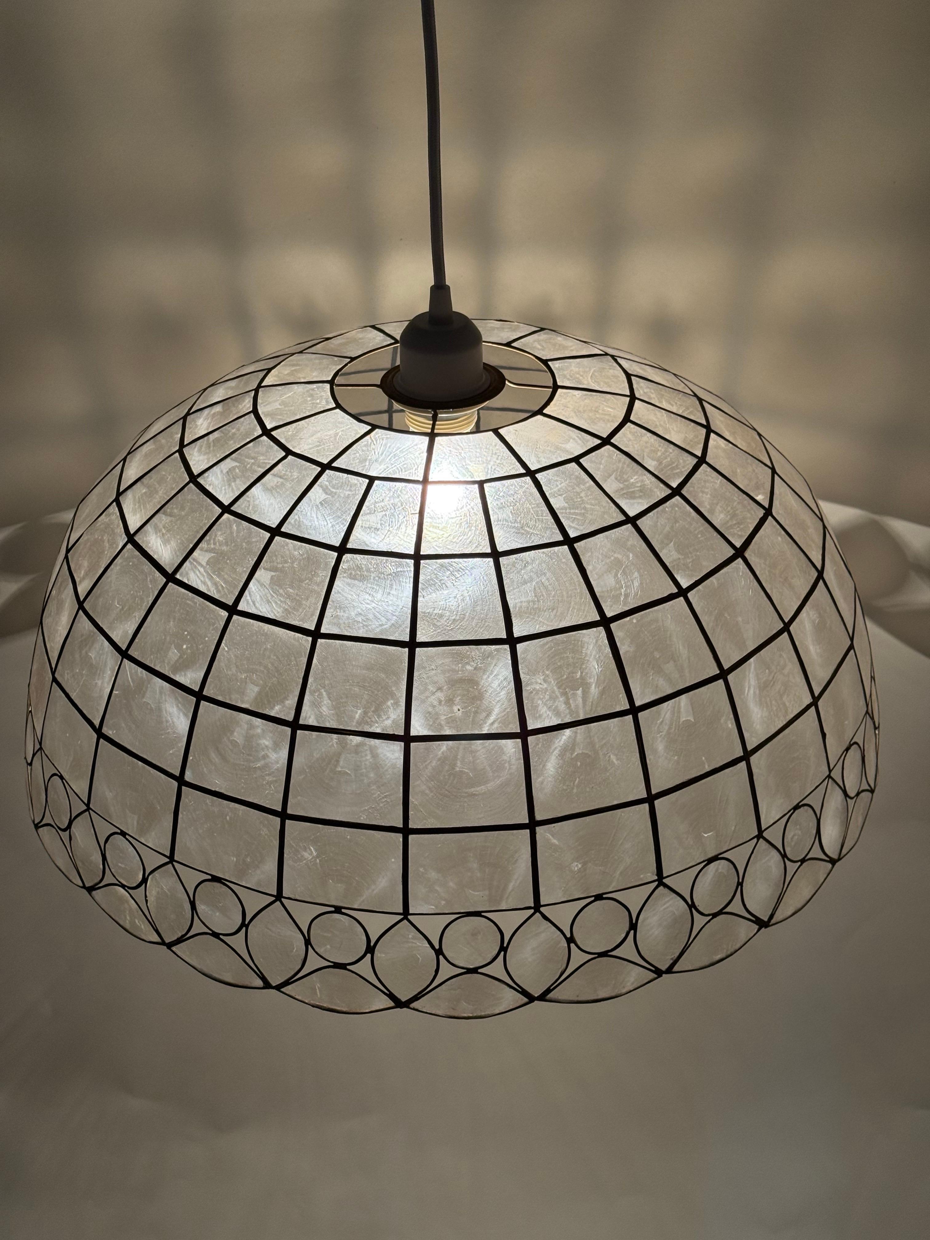 Luxuriöse große Capiz Shell Pendelleuchte, schönes handgefertigtes Stück aus den 1970er Jahren (Moderne der Mitte des Jahrhunderts) im Angebot