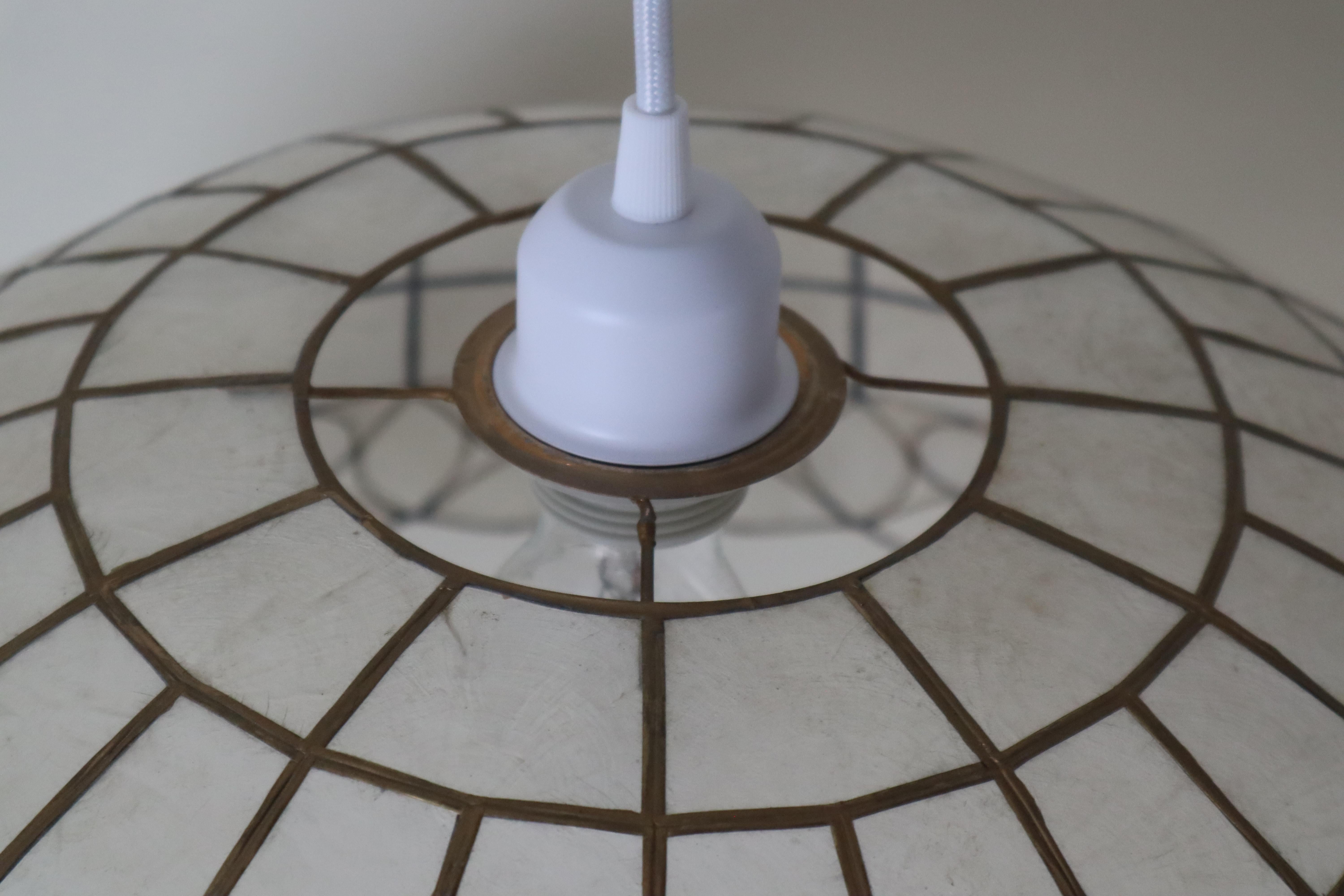 Luxuriöse große Capiz Shell Pendelleuchte, schönes handgefertigtes Stück aus den 1970er Jahren (Handgefertigt) im Angebot