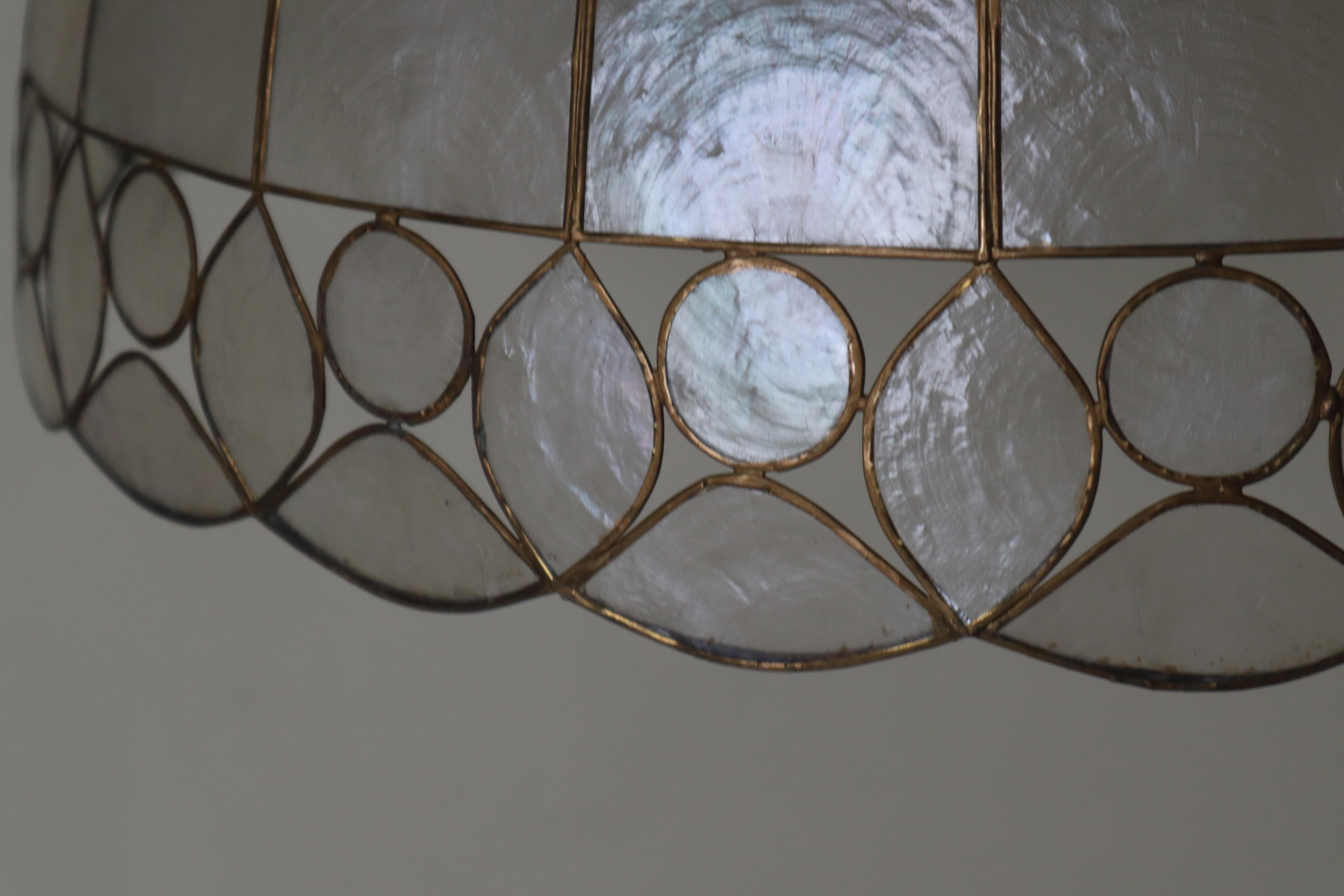 Luxuriöse große Capiz Shell Pendelleuchte, schönes handgefertigtes Stück aus den 1970er Jahren im Zustand „Gut“ im Angebot in Hannover, DE