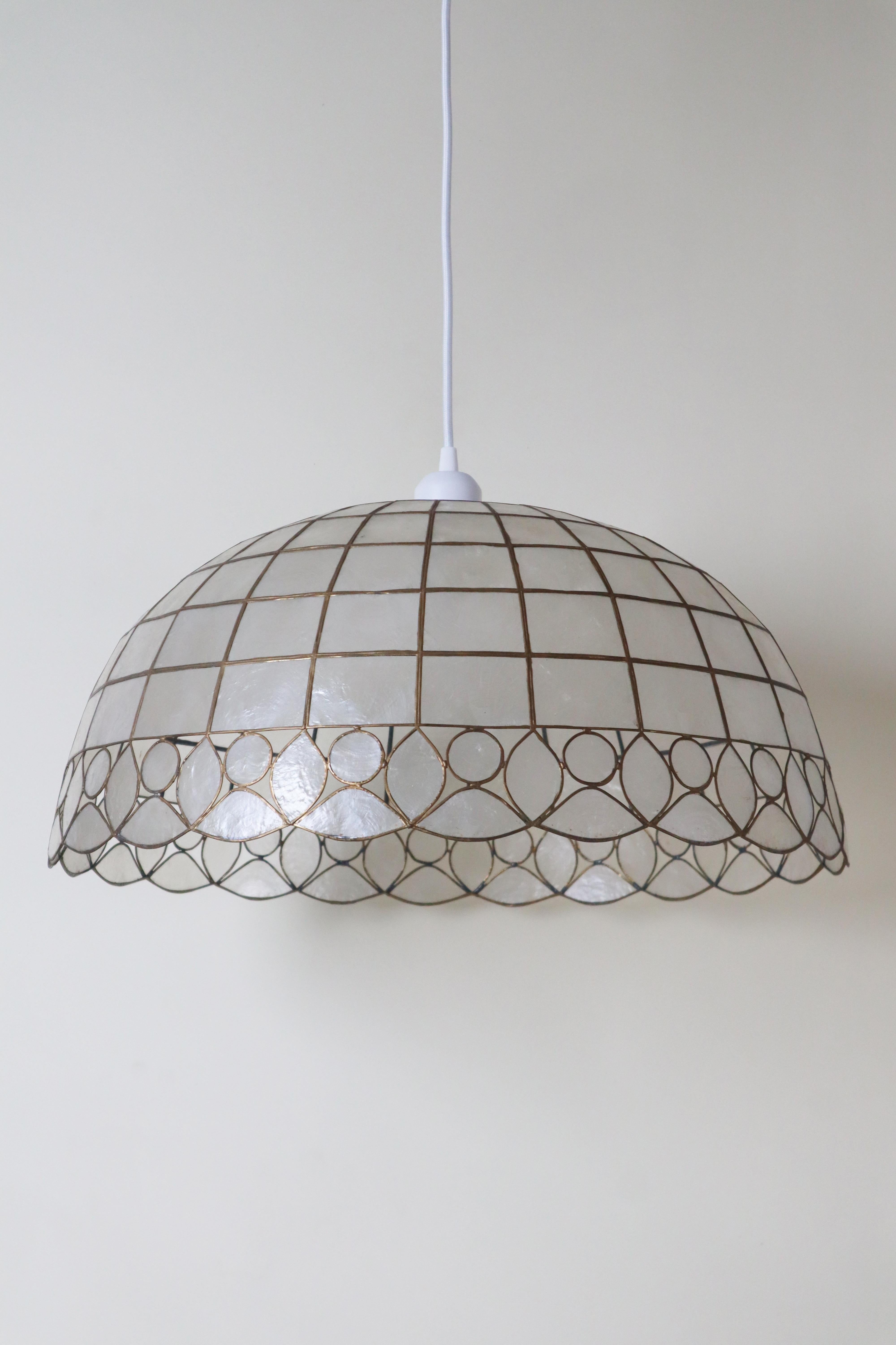 Luxuriöse große Capiz Shell Pendelleuchte, schönes handgefertigtes Stück aus den 1970er Jahren (Messing) im Angebot