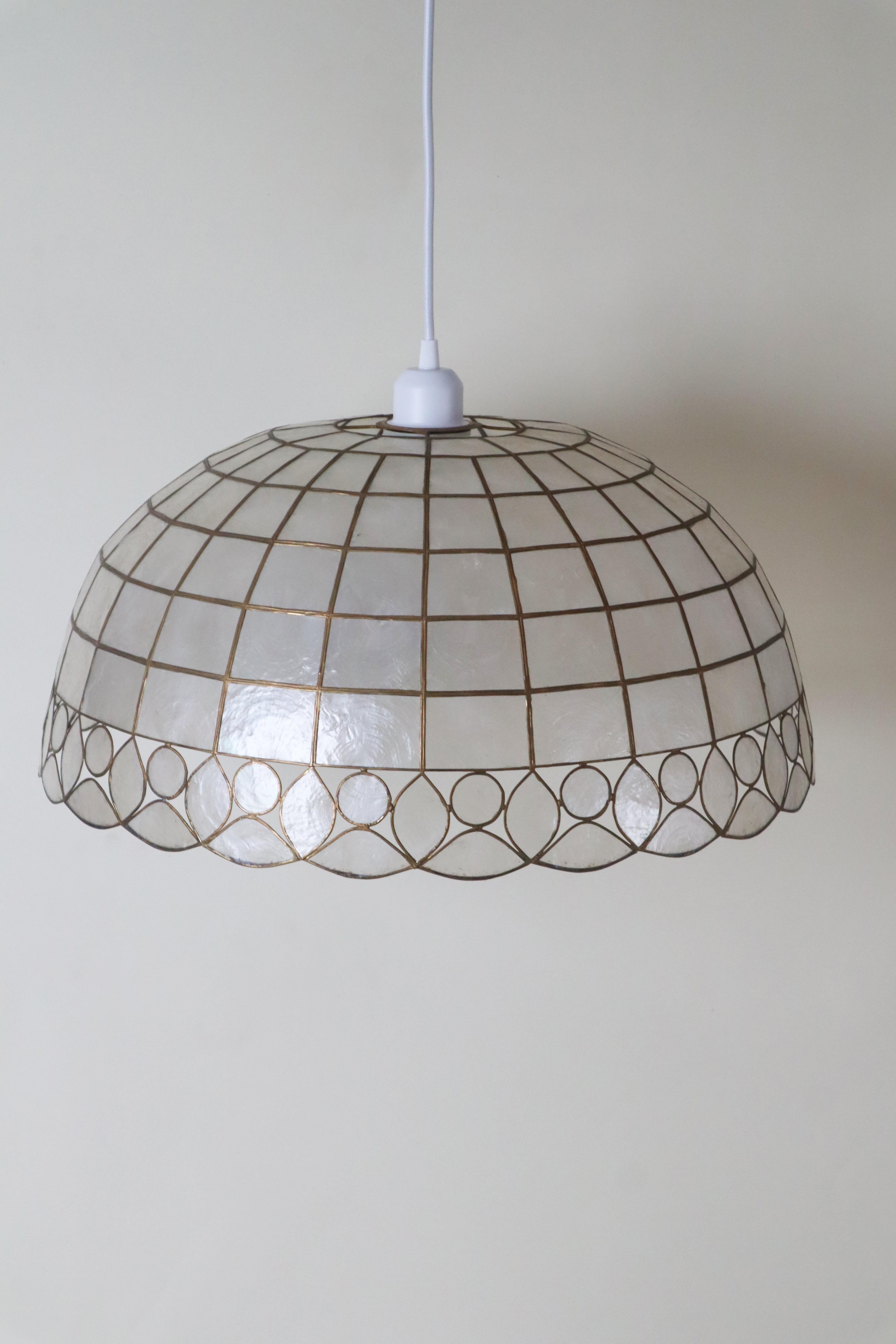 Luxuriöse große Capiz Shell Pendelleuchte, schönes handgefertigtes Stück aus den 1970er Jahren im Angebot 1