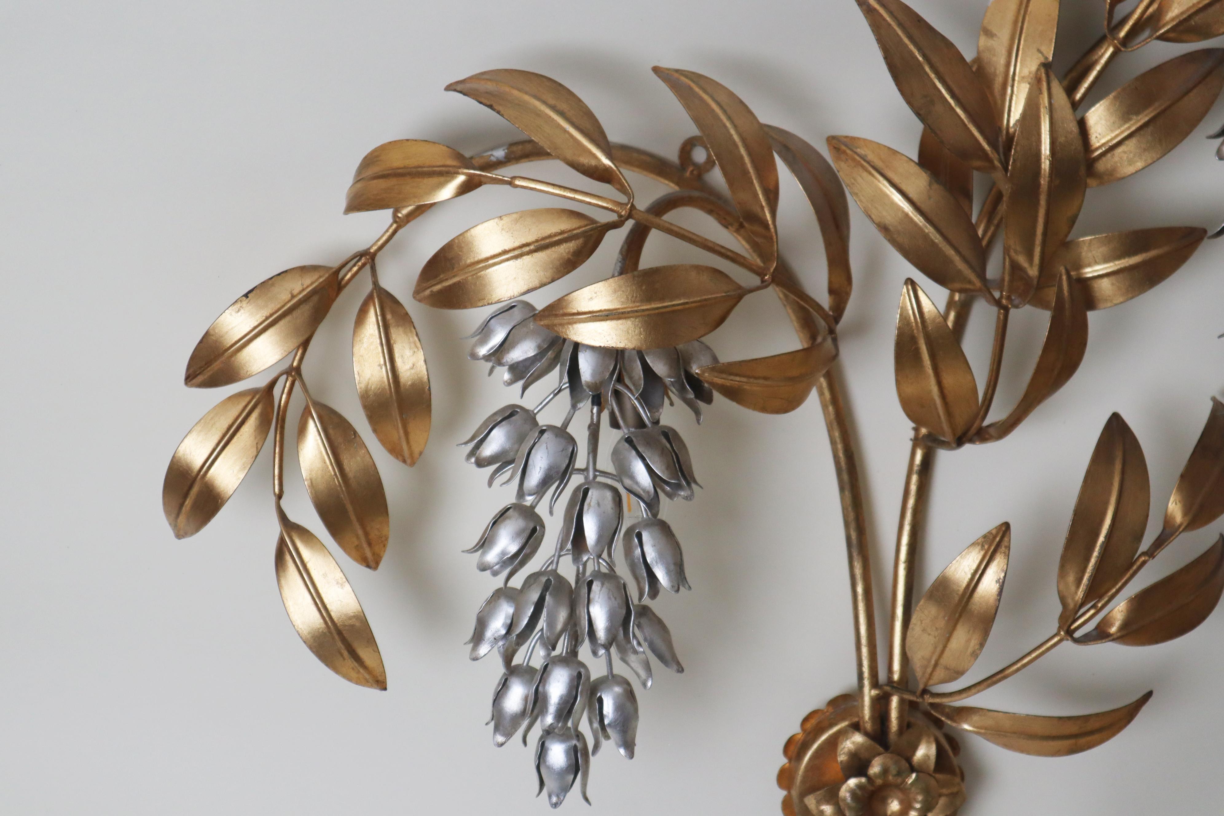 This beautiful large wall light is the epitome of luxury and enchants with its timeless elegance, captivating the viewer. Its size makes it a real conversation piece. Its warm, indirect light fills the room with a soft glow that invites you to