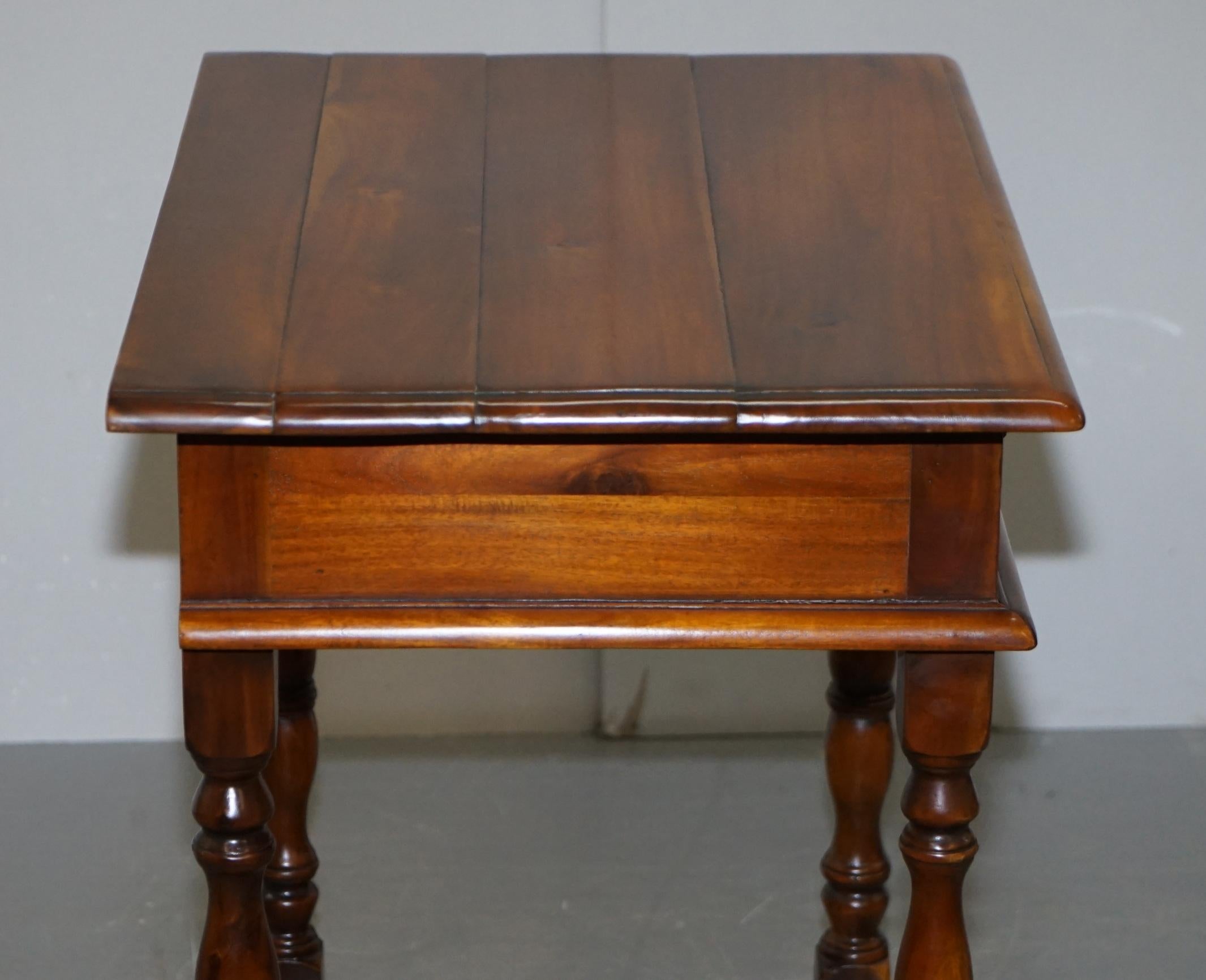 Luxury Large Theodore Alexander Hardwood Side Table with Single Drawer Campaigner (Table d'appoint en bois dur Theodore Alexander avec un seul tiroir) en vente 3
