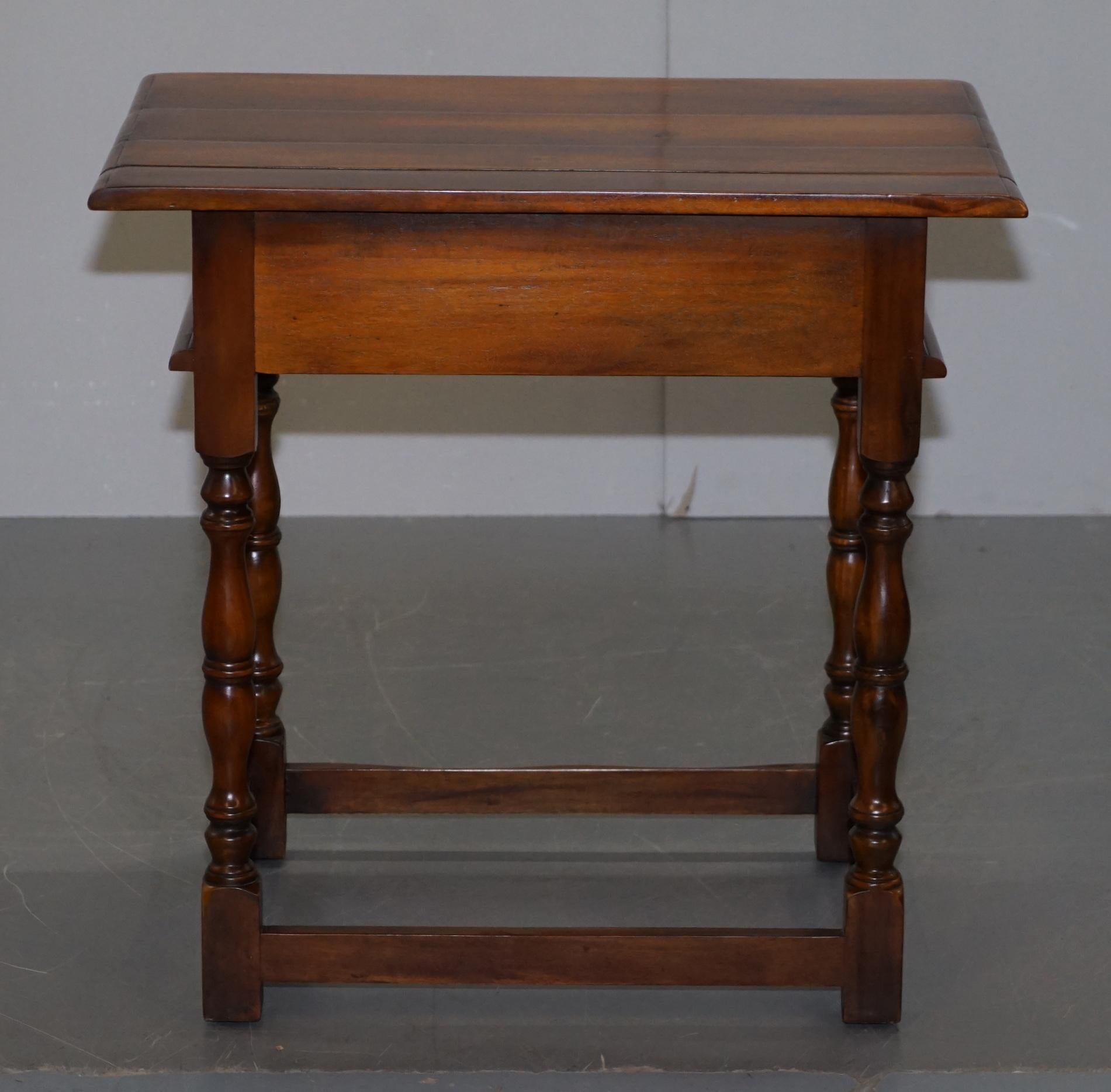 Luxury Large Theodore Alexander Hardwood Side Table with Single Drawer Campaigner (Table d'appoint en bois dur Theodore Alexander avec un seul tiroir) en vente 5
