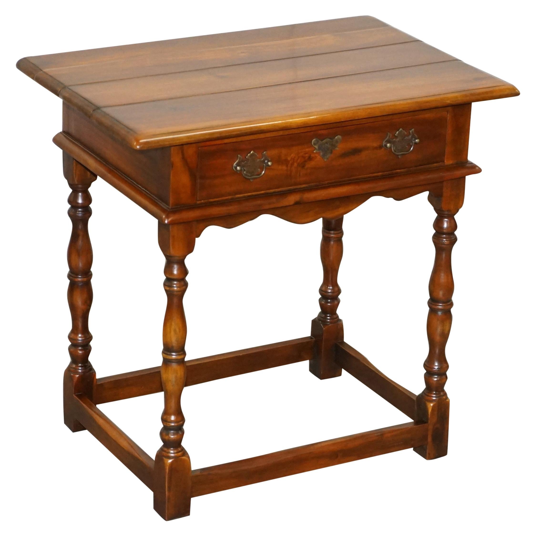 Luxury Large Theodore Alexander Hardwood Side Table with Single Drawer Campaigner (Table d'appoint en bois dur Theodore Alexander avec un seul tiroir)