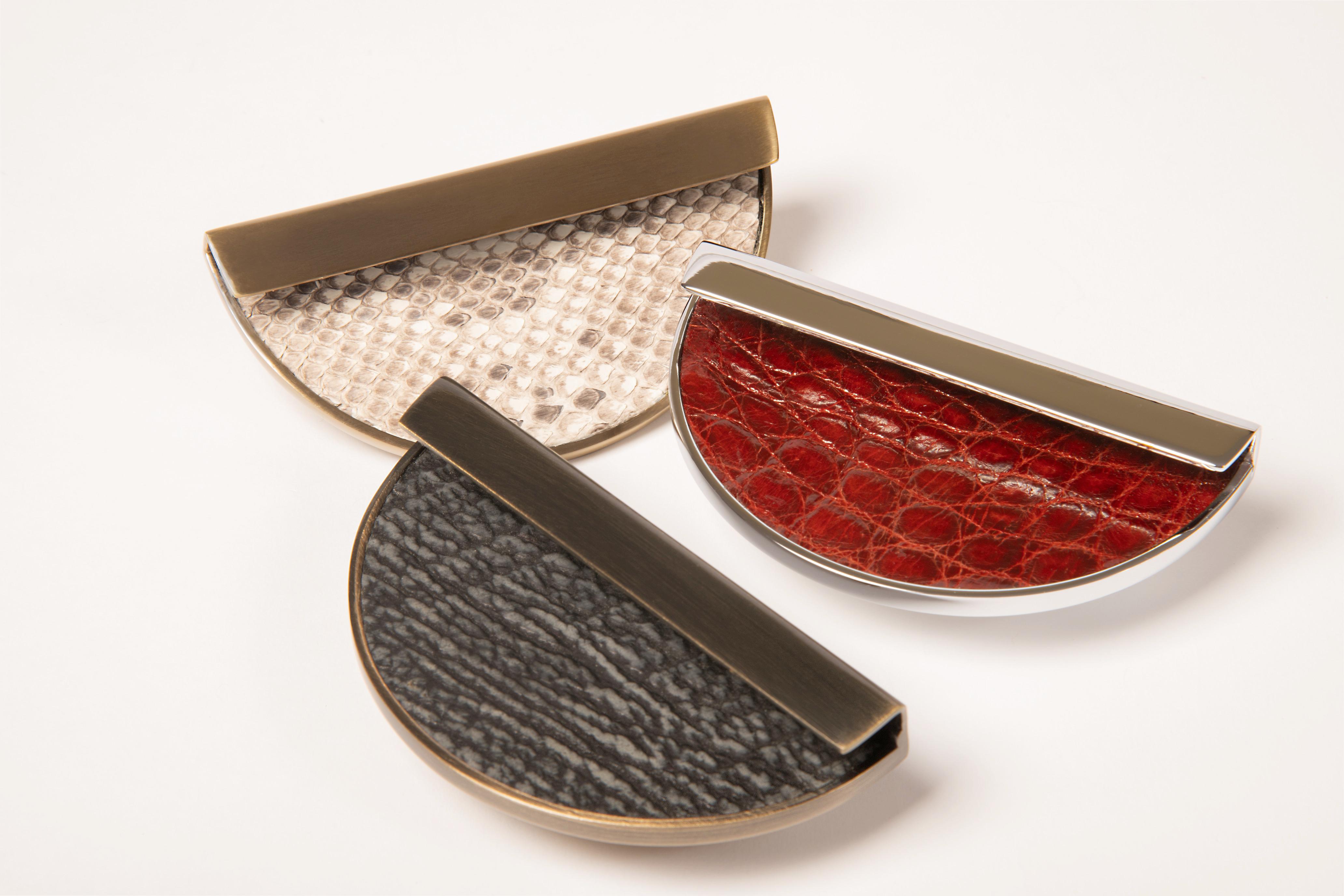 Laiton Poignée de luxe en forme de demi-lune, différentes finitions de couleur métallique et cuir en vente