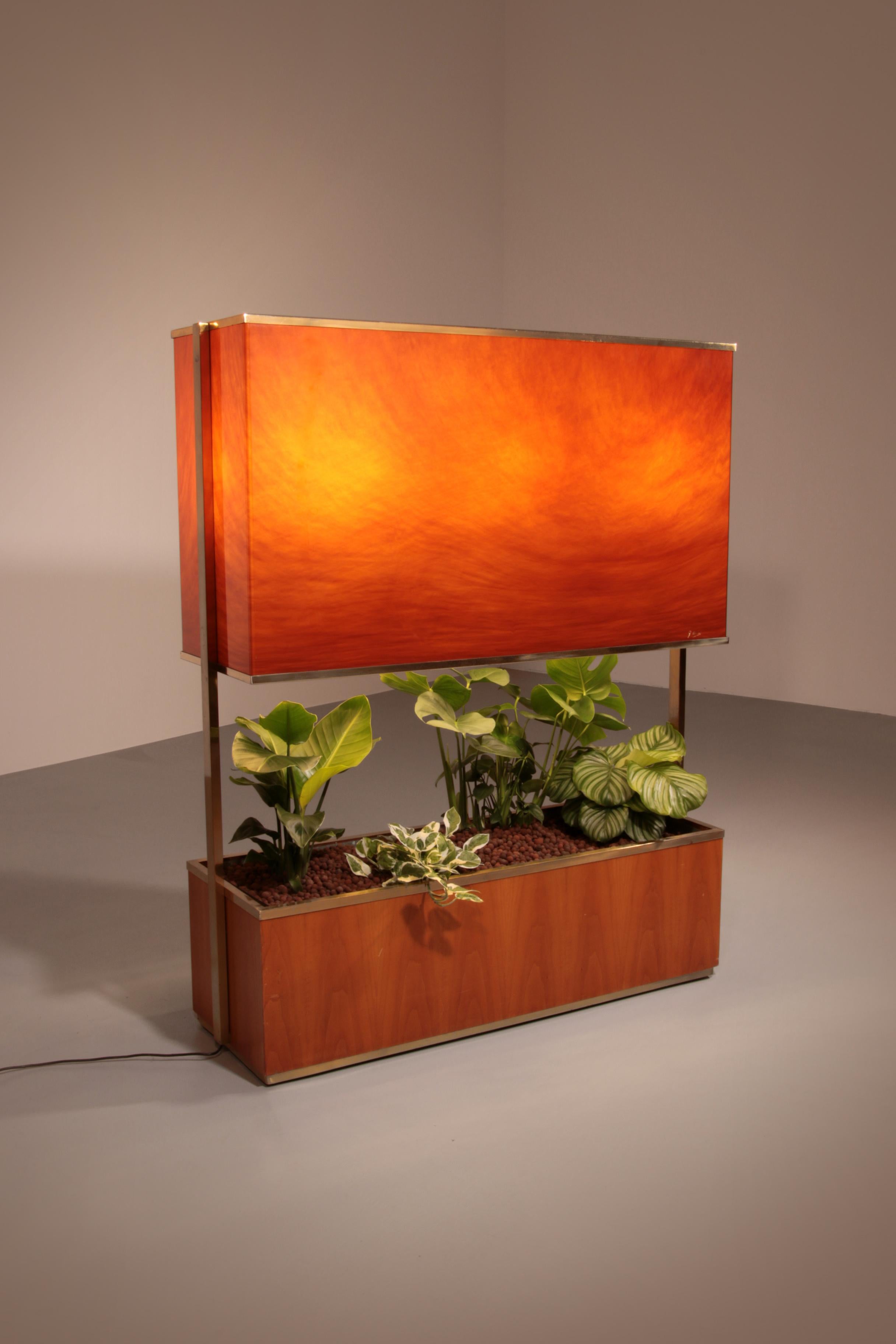 Small note: Plants are not included for delivery outside of Europe due to import and export regulations.

Elegant Planter with Lighting – Perfect as a Room Divider or Statement Piece
This stylish planter features integrated lighting, ideal for