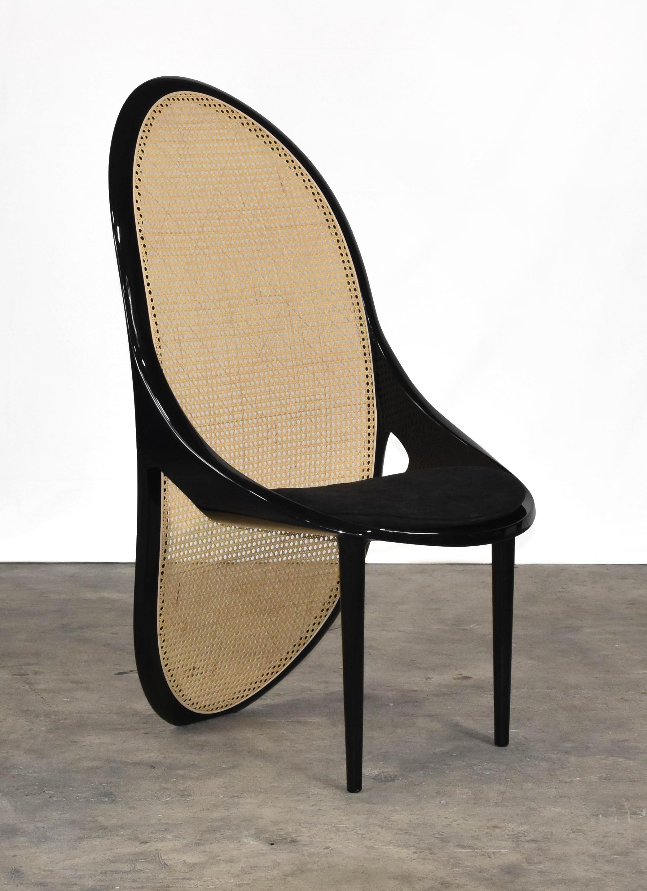 Der Wiener Stuhl von Gabriella Aztalos ist in schwarz lackiertem Holz erhältlich. Die Rückenlehne ist aus Wiener Bambusstroh mit mattem Naturfinish gefertigt.
 