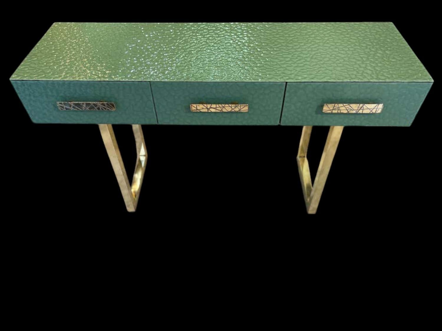 Esta consola es un ejemplo de artesanía de la más alta calidad, hecha totalmente a mano con el famoso cristal verde de Murano. Cada detalle de esta pieza ha sido elaborado con una precisión y una pasión que reflejan la larga tradición de los