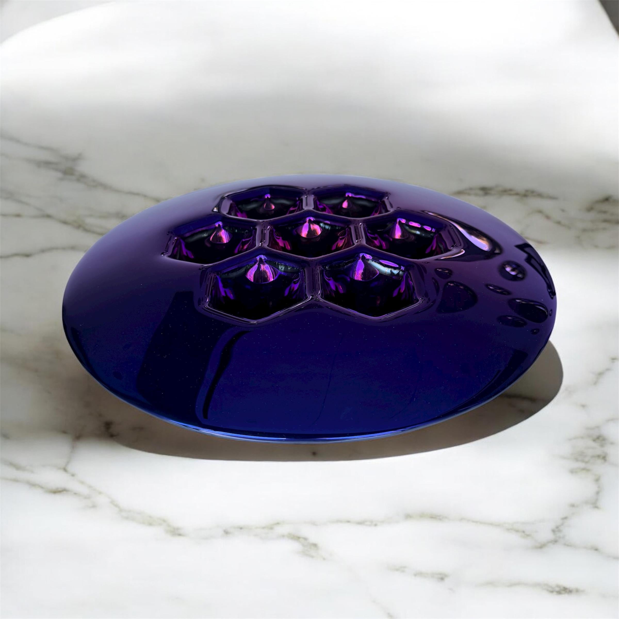Saturated cobalt floods every cell of the Cells Indigo Platter, justifying its title as a blue, bold decorative bowl. PlusObject bonds indigo titanium to glass under vacuum, preventing UV fade while preserving mirror depth. The 490 mm, 4 kg platter