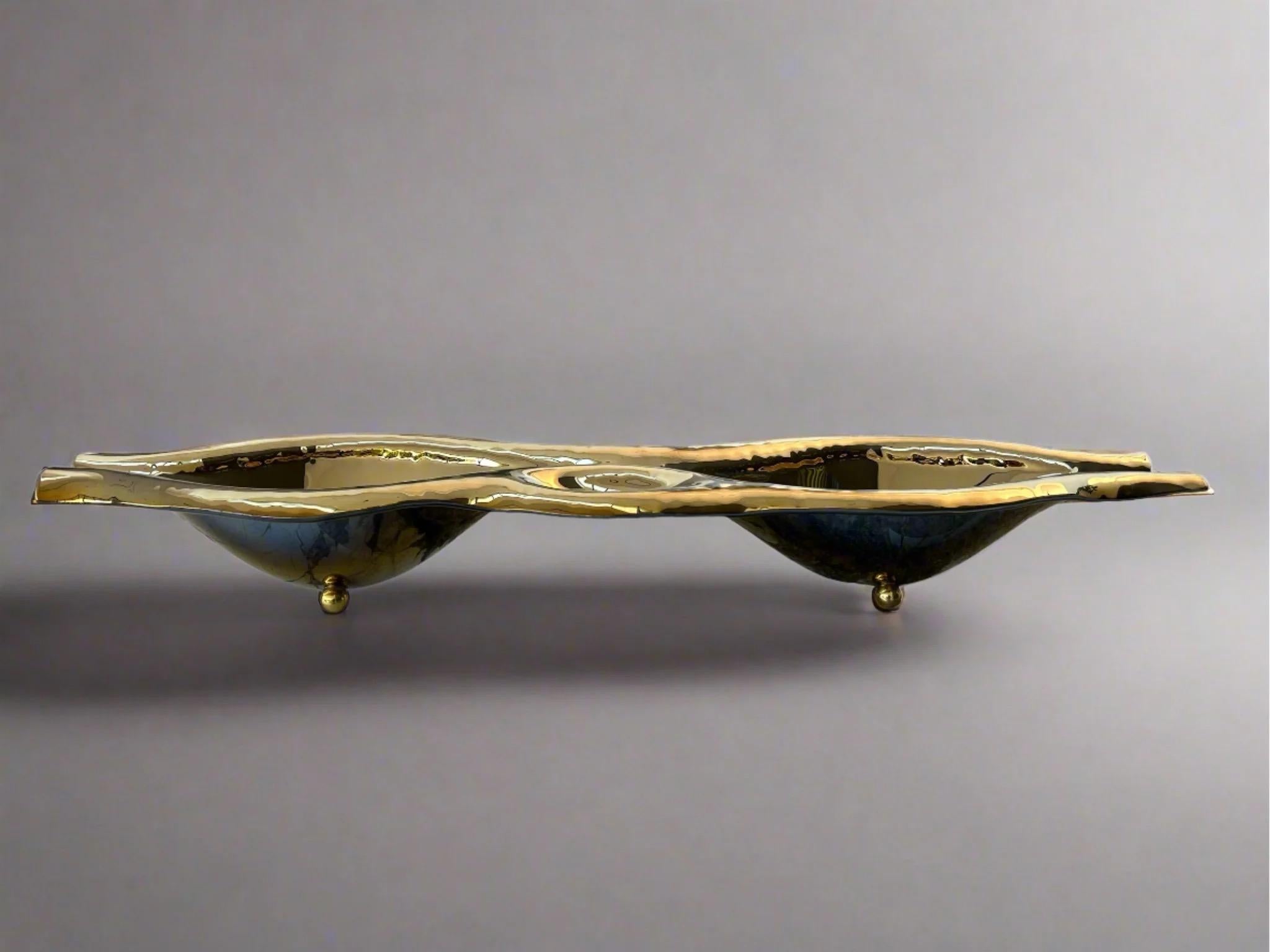 PlusObject bends molten glass over custom profiles, freezes the motion, and bonds a warm metallic film, creating a true luxury glass centerpiece. Measuring 1000 × 250 mm and weighing 5 kg, the platter offers generous stage space while its 200 mm