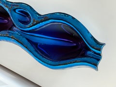 Lussuoso piatto decorativo moderno "Flow" Indaco realizzato in vetro
