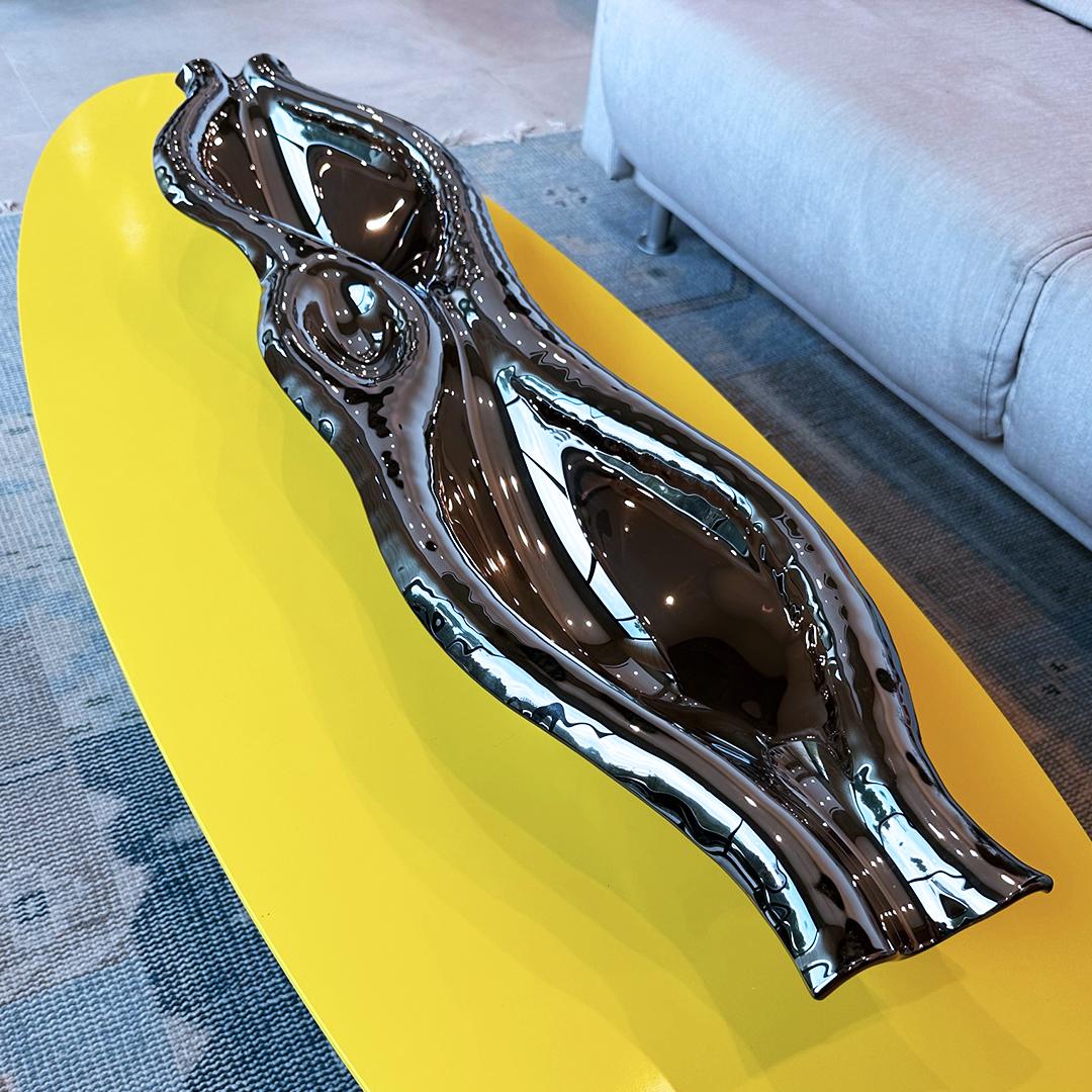 One metre of rippling silver arcs across surfaces when the Flow Silver Platter arrives, fully deserving its contemporary glass bowl tag. PlusObject bends the sheet over custom molds, freezes motion, then applies a mirror-grade titanium film that