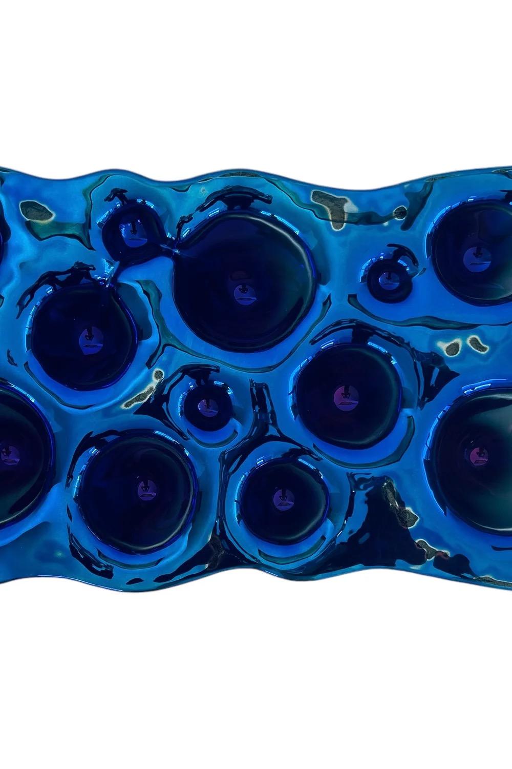 Das Liquid Metal Indigo ist ein fesselndes Rätsel, das sich mit seinem einzigartigen und geheimnisvollen Design einer Kategorisierung entzieht. Er verbindet nahtlos zeitgenössischen Stil mit zurückhaltender Noblesse. Dieses vielseitige Meisterwerk