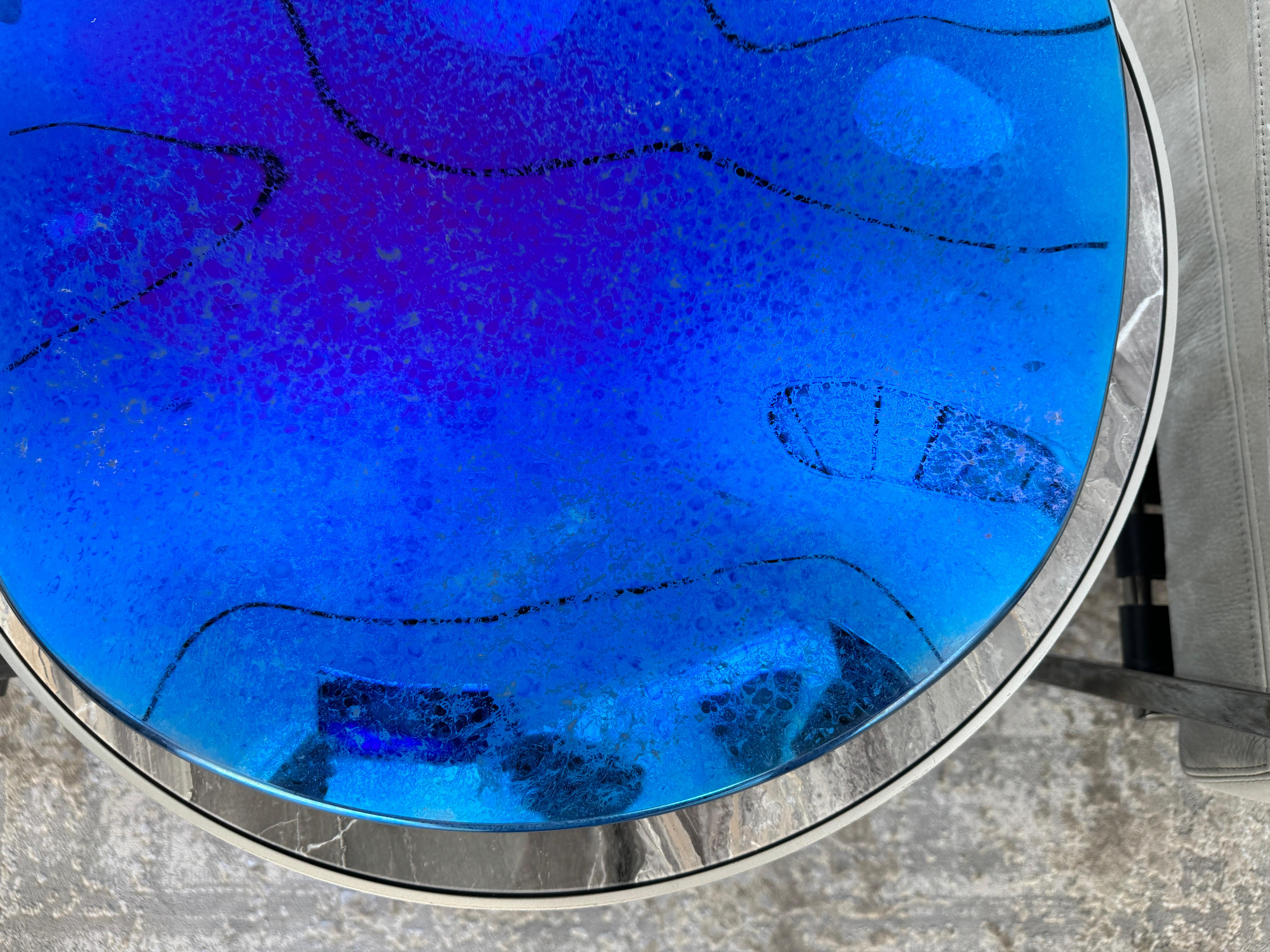 Des pigments de cobalt teintent la feuille fondue ; un voile de titane saphir approfondit le ton bleu haut de gamme jusqu'à ce que la lumière du jour soit océanique et que les lampes du soir le transforment en encre. Deux diamètres - 14,96 in (380